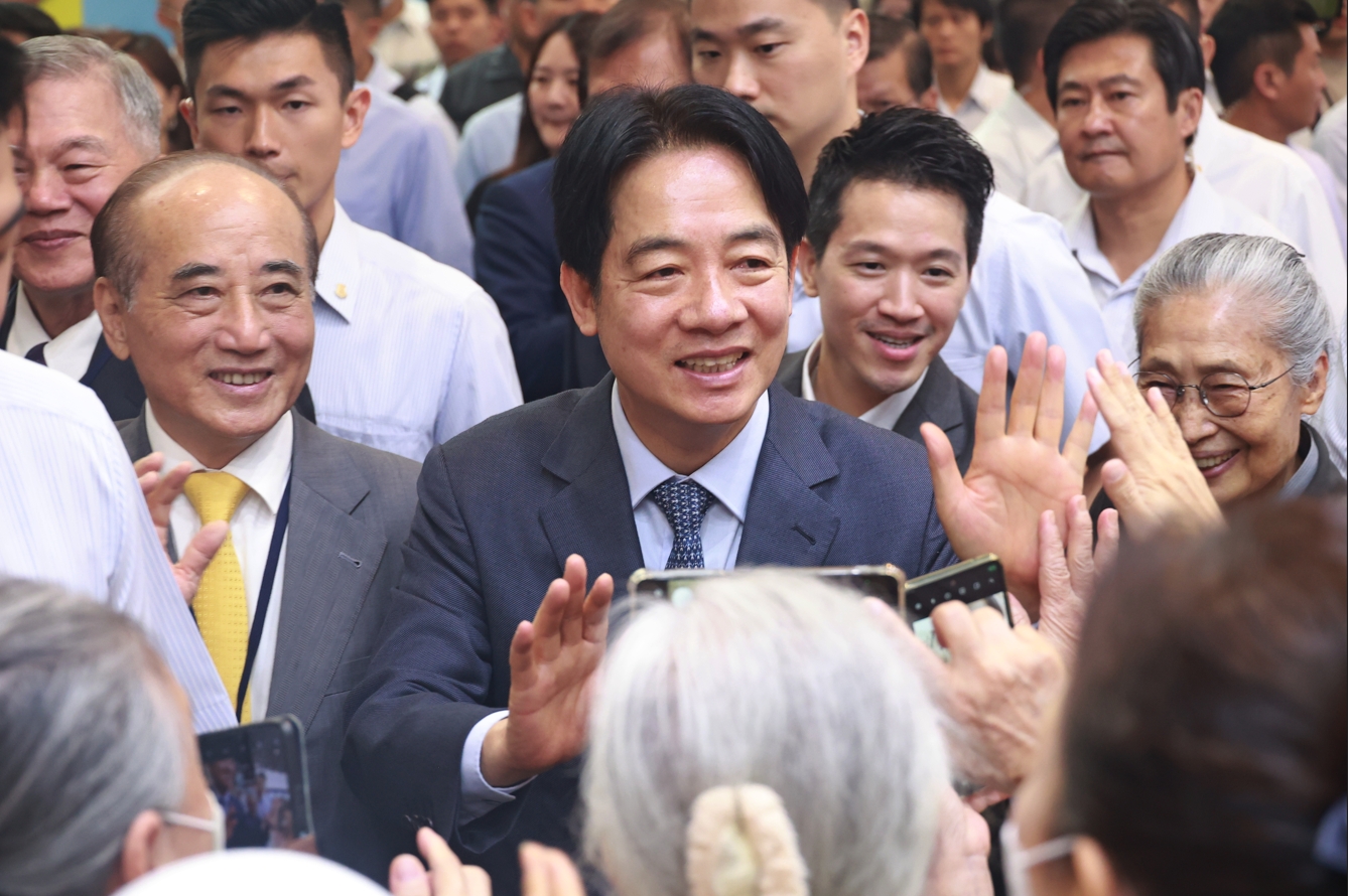 臺灣首屆高齡健康產業博覽會,總統賴清德蒞臨會場,也至慈濟展區參觀。