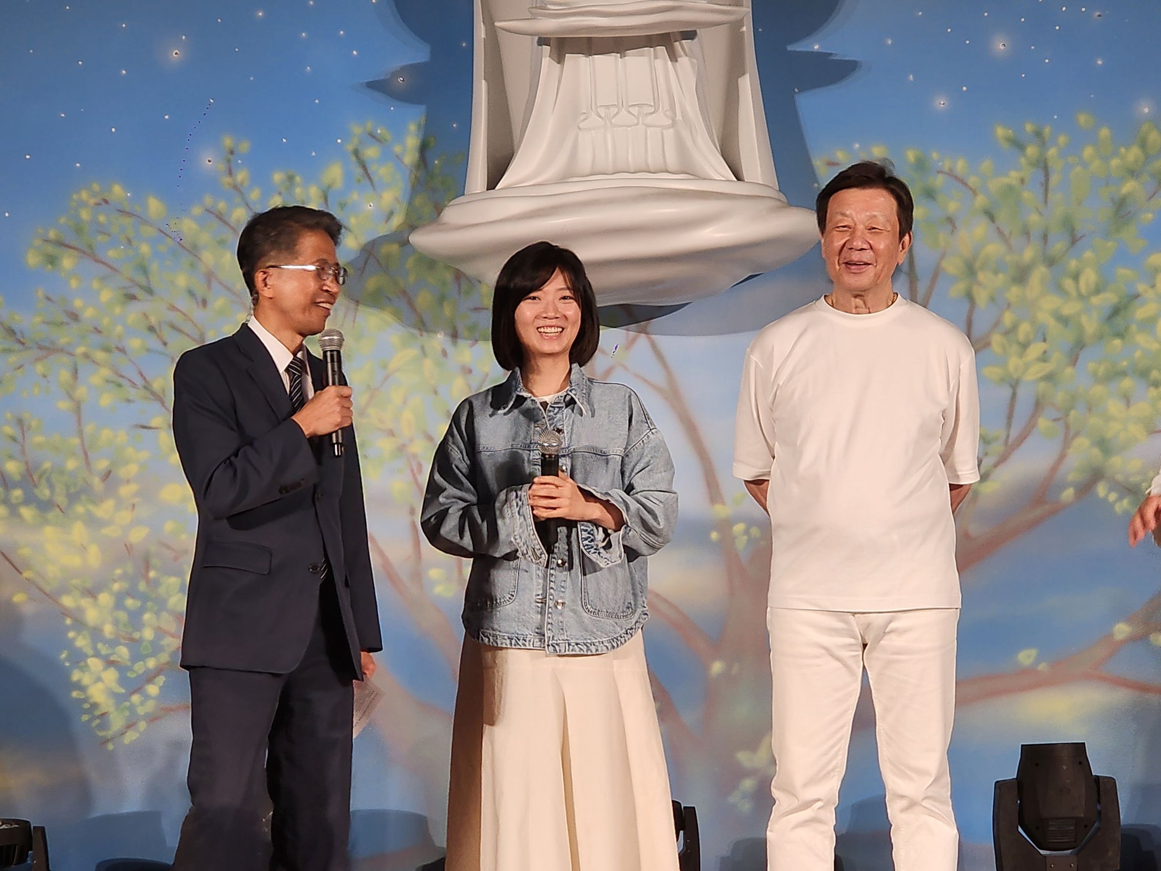 大愛劇《你好,我是誰2》左起:主持人黃添明、傅小芸、寇世勳。