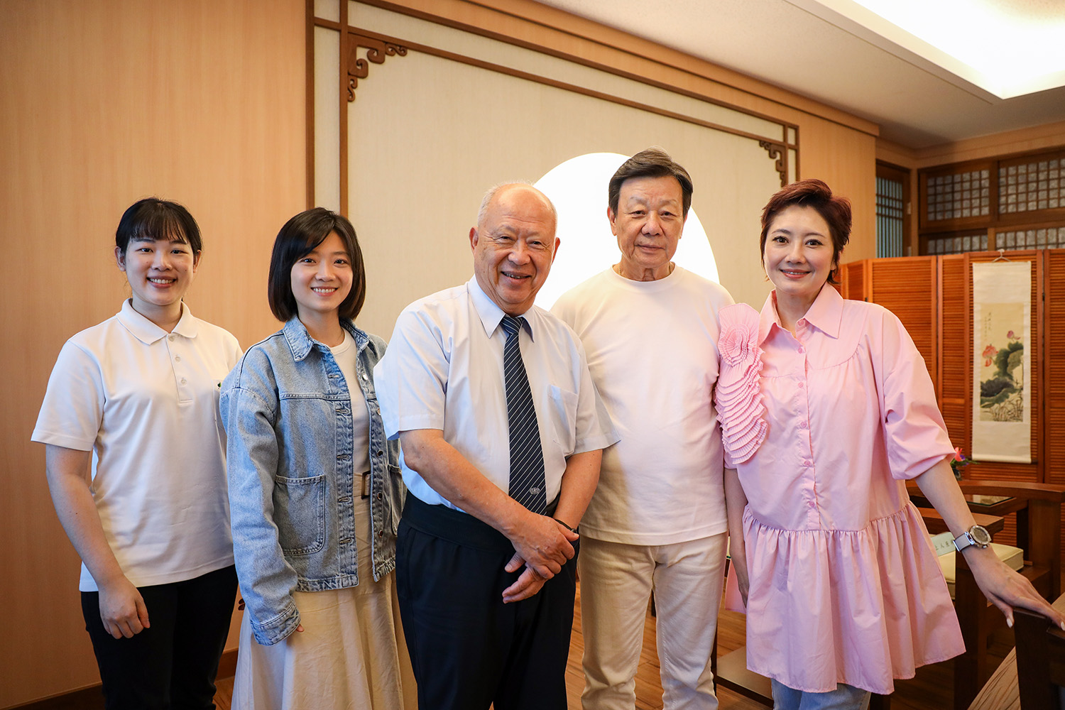 大愛劇《你好,我是誰2》左起:社工個管師筱筑、傅小芸、曹汶龍醫師、寇世勳、劉曉憶。