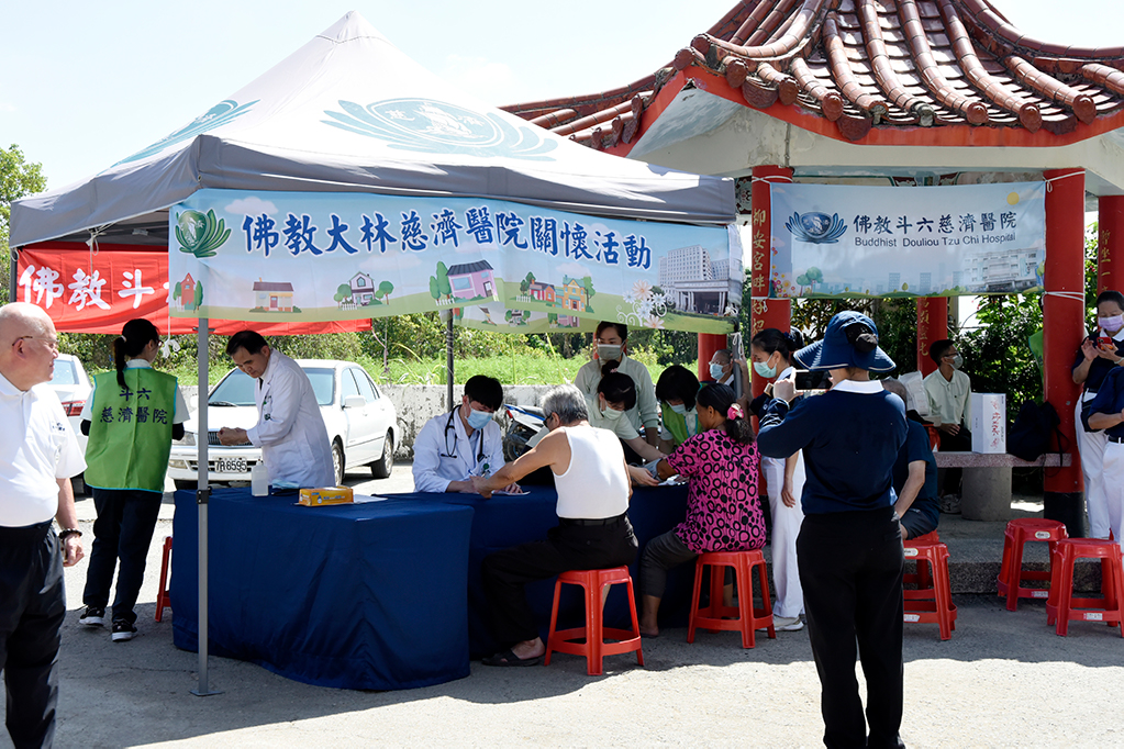 大林、斗六慈濟醫院的醫療團隊在凱米颱風過後，前往受災嚴重的嘉義縣水上鄉美上美柳安宮前進行義診。