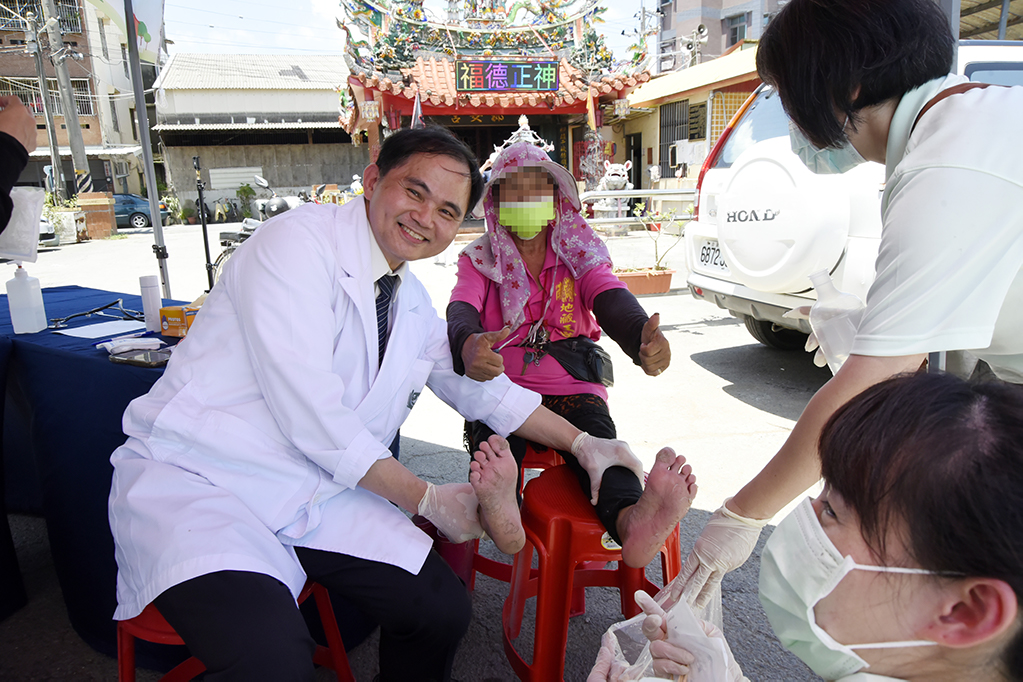 醫療團隊為阿嬤清創、上藥、包紮，阿嬤開心地頻頻豎起大拇指比讚。