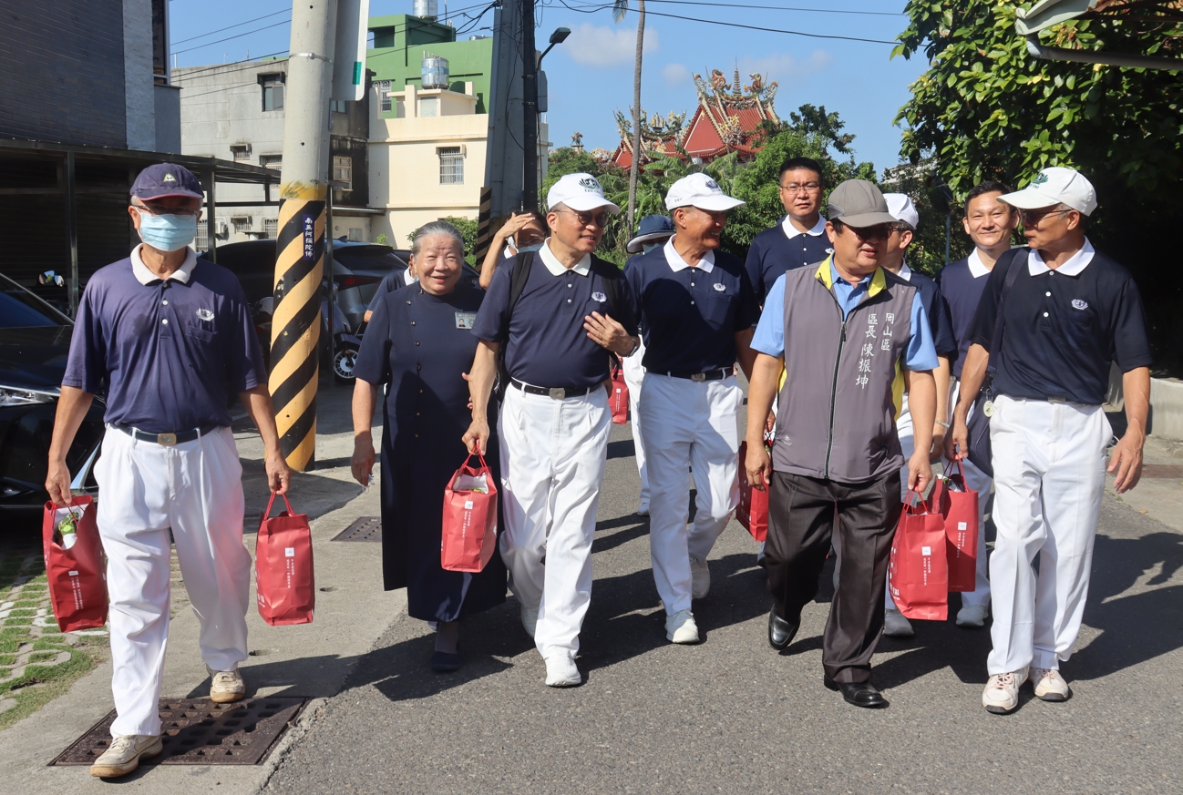 8月3日、4日高雄慈濟志工團隊分別前往岡山區劉厝里、白米里及梓官等地進行共計超過1500戶的「安心家訪」。