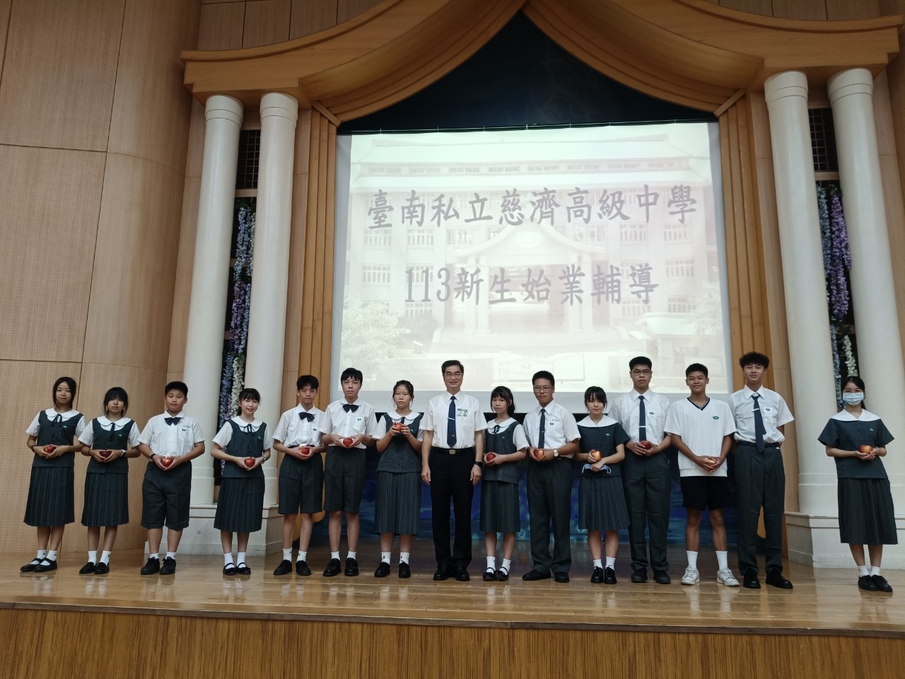 校長致贈新生見面禮蘋果,祝福同學們可以平安快樂在慈中校園成長。