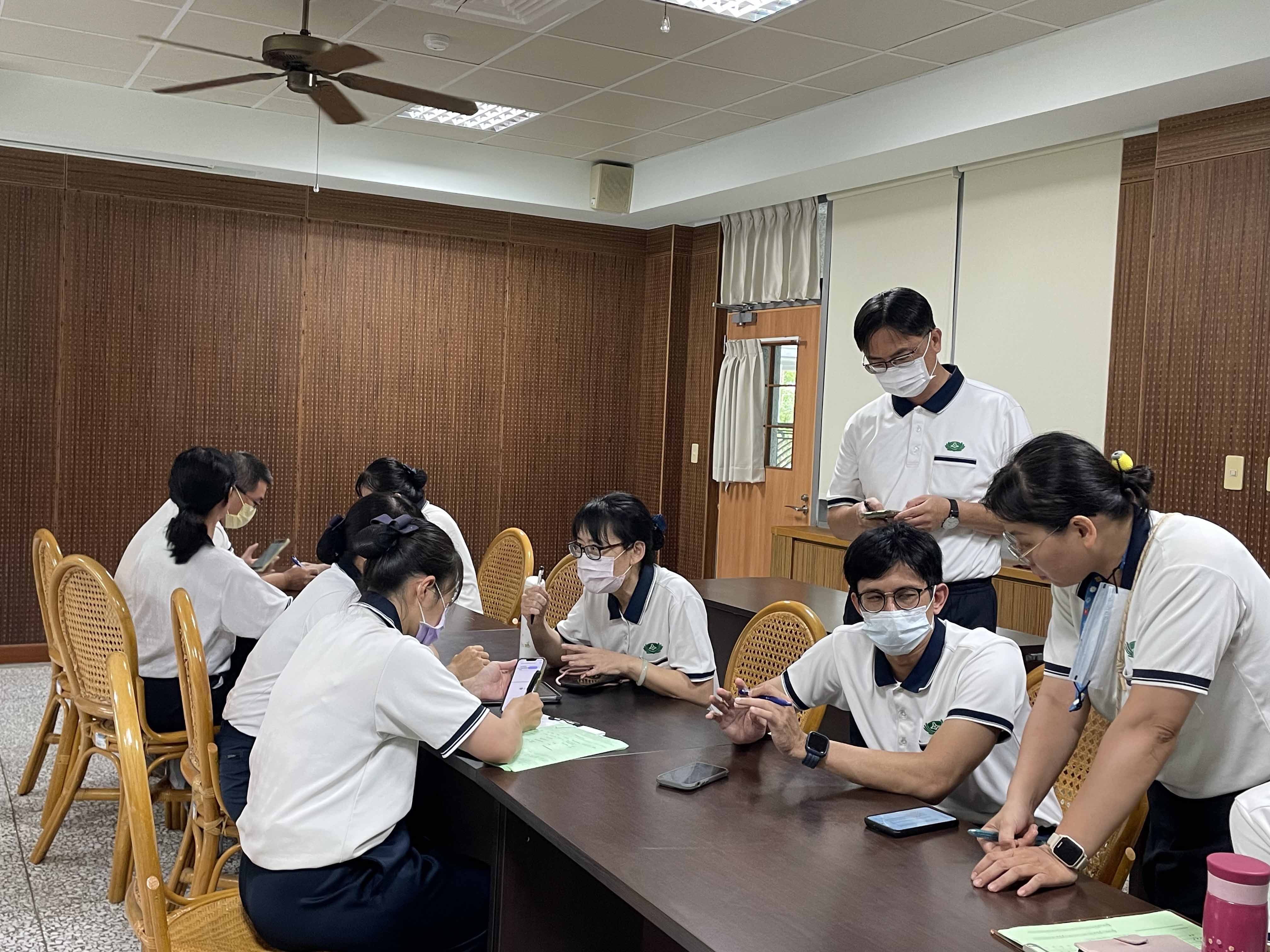 新生始業輔導前召開小六國一導師轉銜會議,學生關懷零距離。
