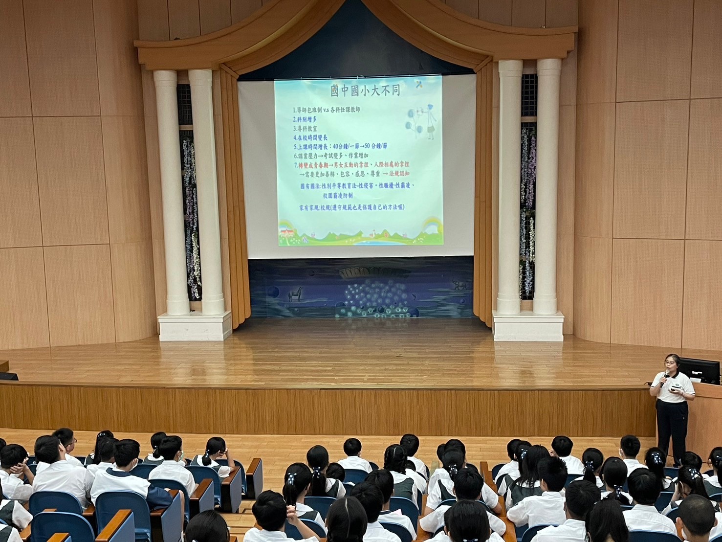 輔導室洪嘉穗組長和國一新生分享國中國小大不同。