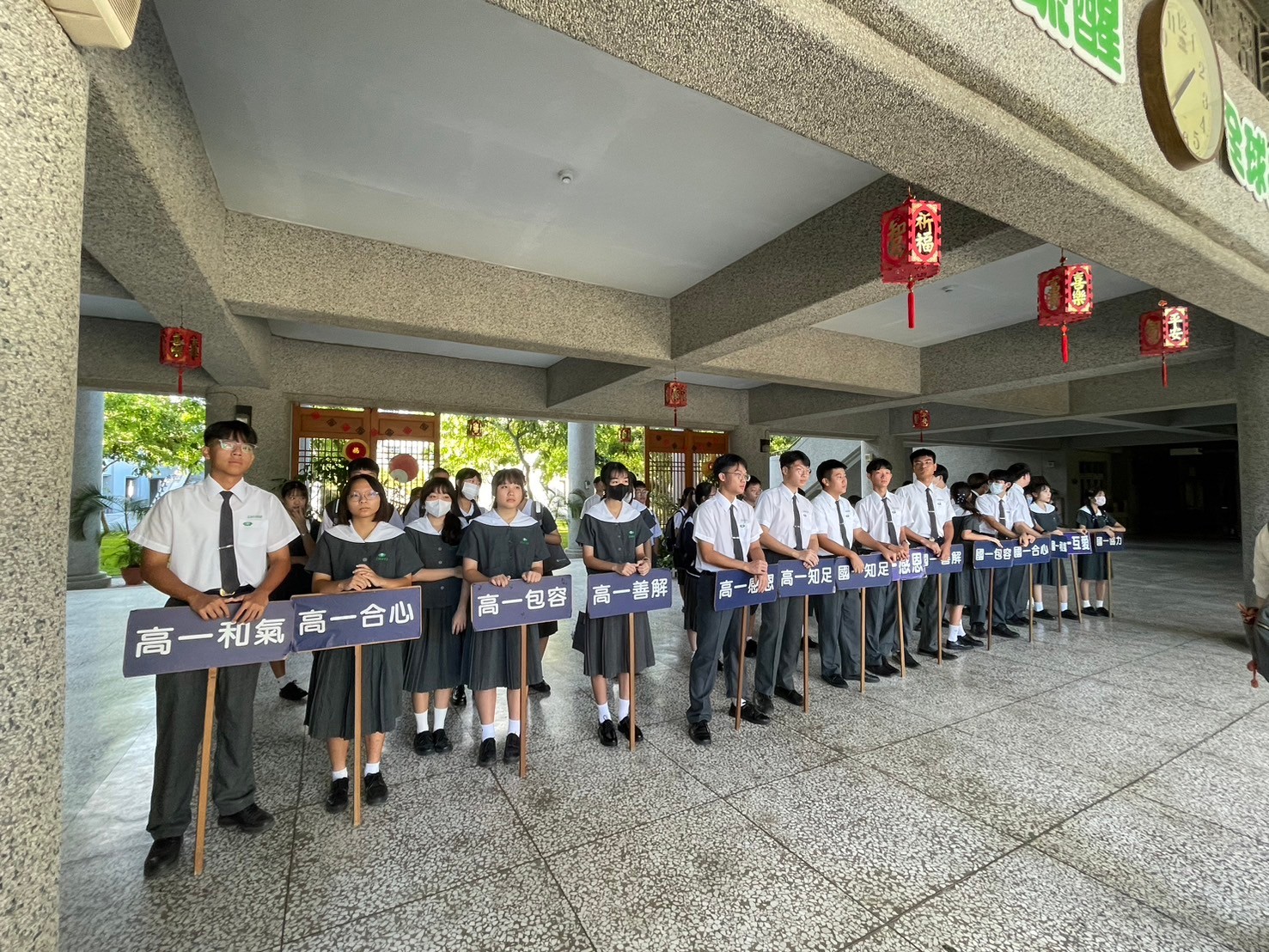 學長學姊志工協助引領新生前往班級教室。