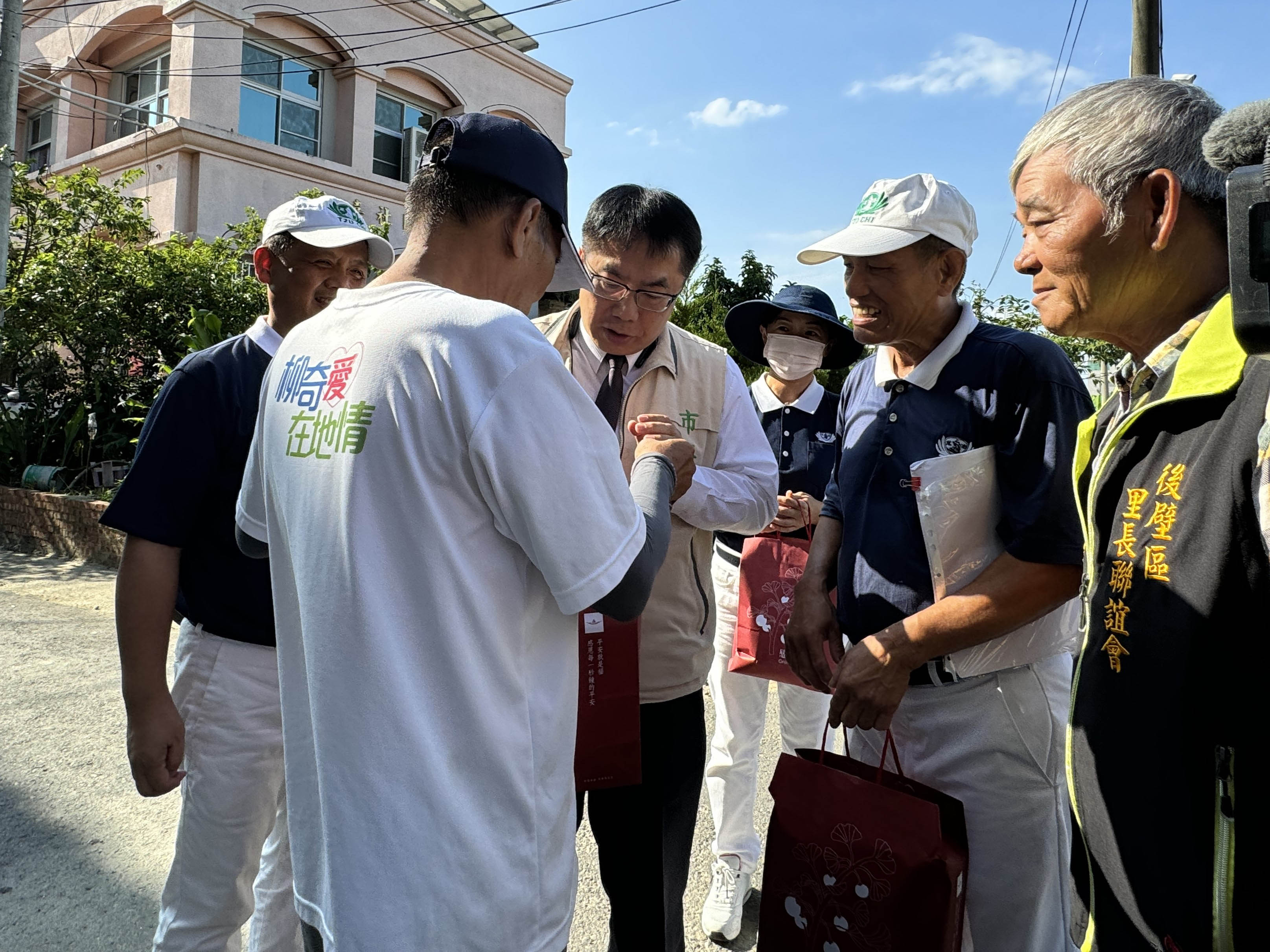 8月5日慈濟前往後壁區新嘉里、竹新里進行安心家訪,黃偉哲市長出席感恩慈濟志工,並與志工前往後壁區關懷民眾。