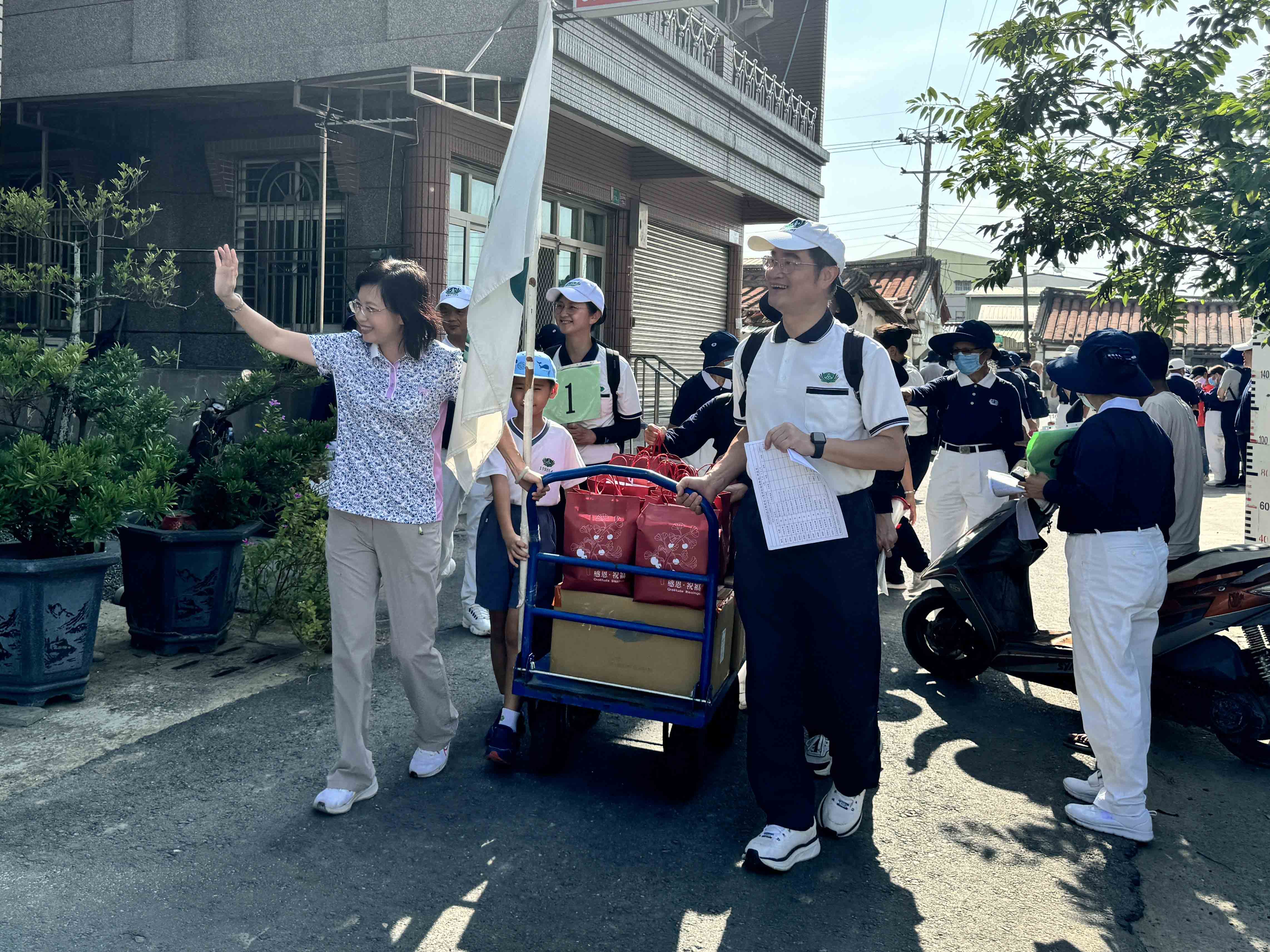 8月5日台南慈濟志工、台南慈中前往後壁區新嘉里進行安心家訪,後壁區長陳玉惠帶著志工前往關懷民眾。