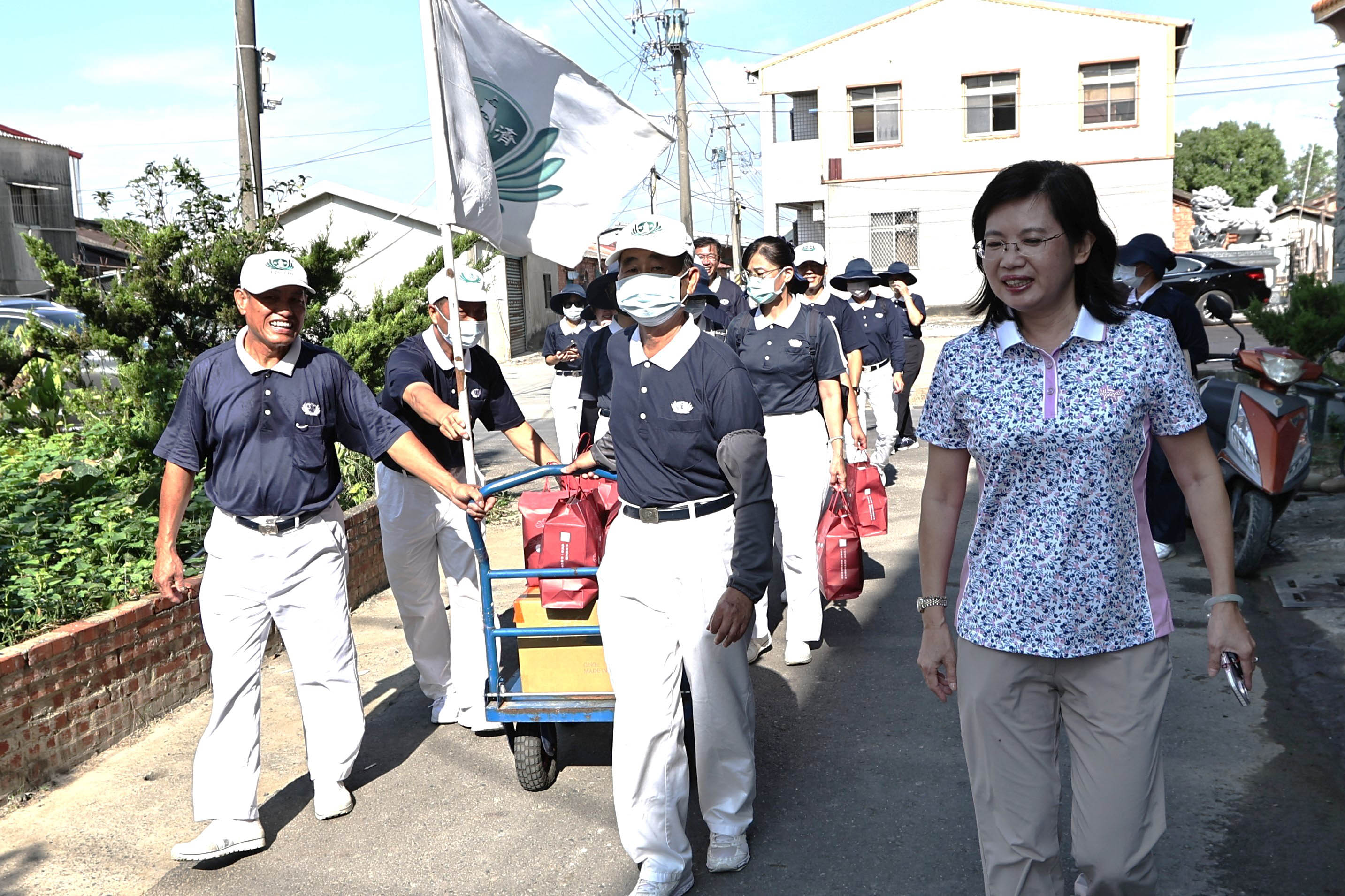 8月5日台南慈濟志工、台南慈中前往後壁區新嘉里進行安心家訪,後壁區長陳玉惠帶著志工前往關懷民眾。