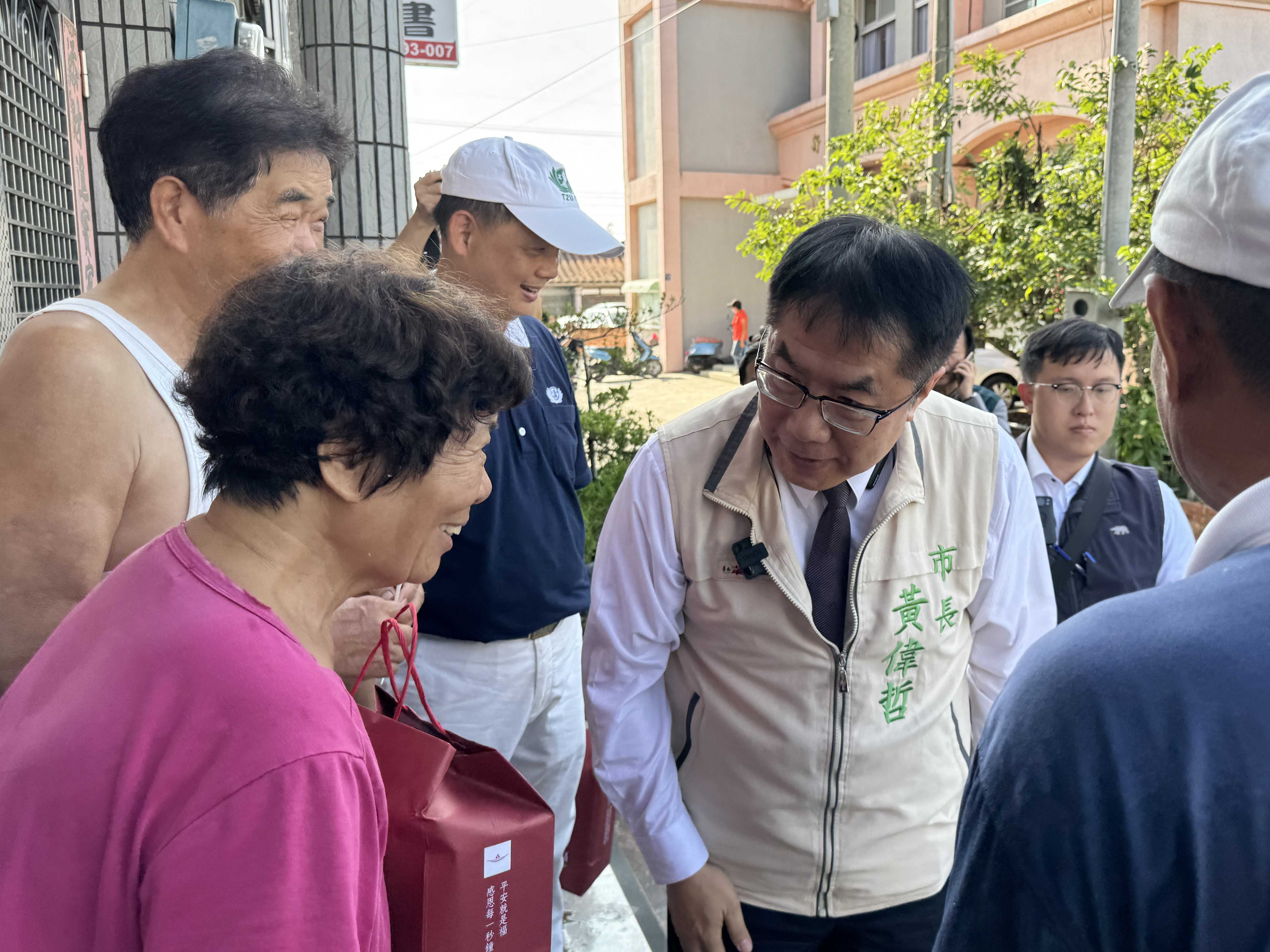8月5日慈濟前往後壁區新嘉里、竹新里進行安心家訪,黃偉哲市長出席感恩慈濟志工,並與志工前往後壁區關懷民眾。