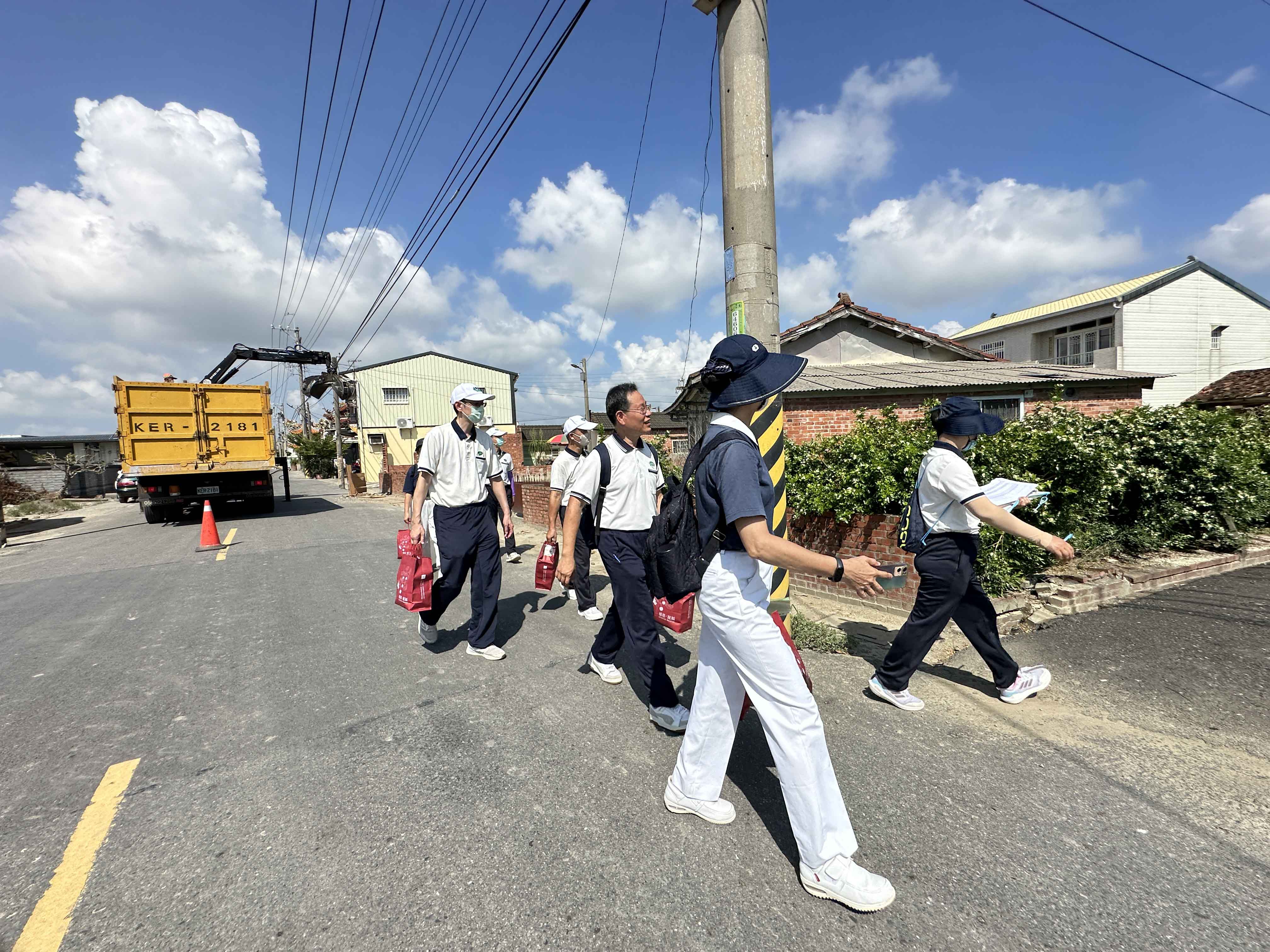 家園清理工作不易,志工走訪時,運送大型雜物的卡車持續工作中。