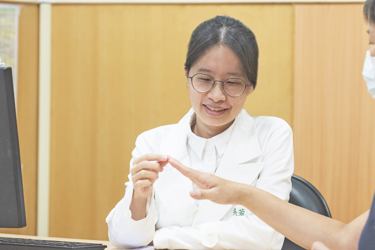吳若薇醫師看診照。