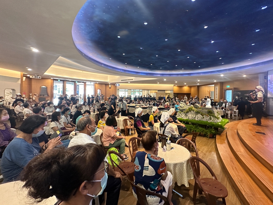 臺北市中正靜思堂今年以「火宅、疫情」為主題,提倡人人齋戒蔬食、正信正念祝福天下無災難。