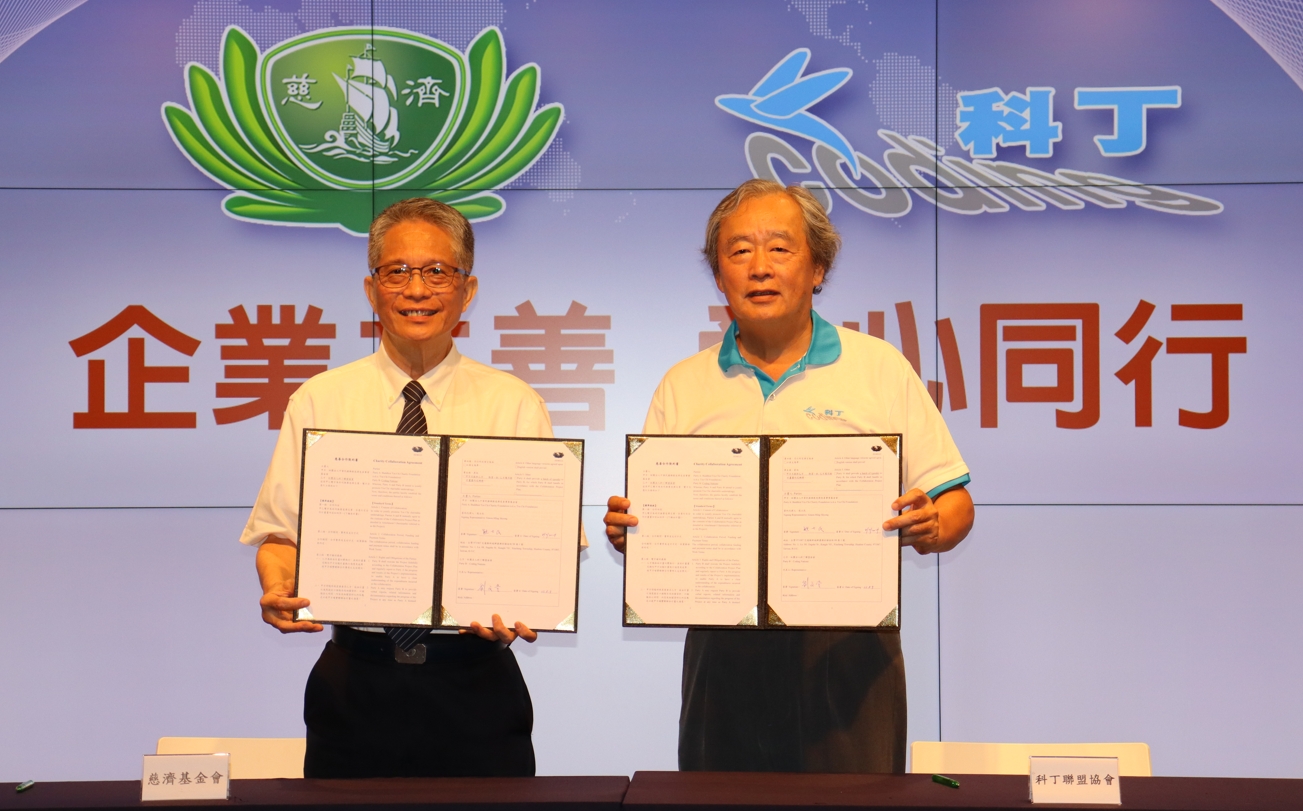 慈濟基金會熊士民副執行長(左)、科丁聯盟協會劉文堂會長(右)共同簽訂教育計畫合約。