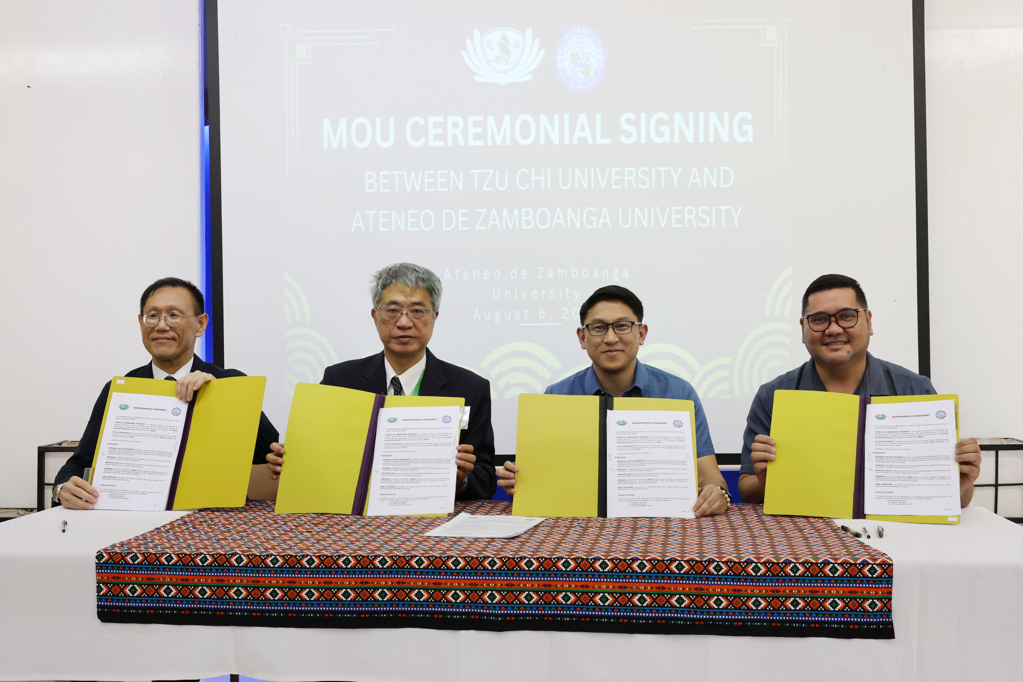 由慈濟大學副校長陳宗鷹、教務長謝坤叡與雅典耀大學校長Fr.Ernald Andal,SJ、醫學院院長Jaybee Bazaan代表兩校簽約