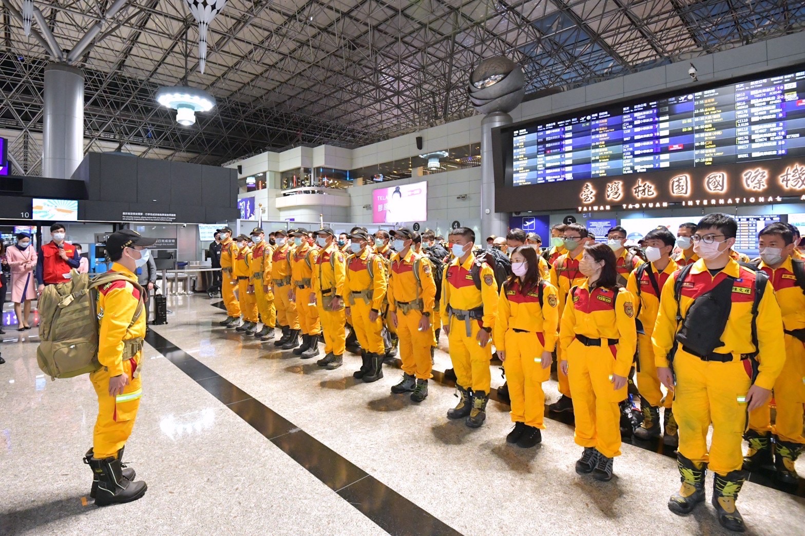 台灣搜救隊於機場集結