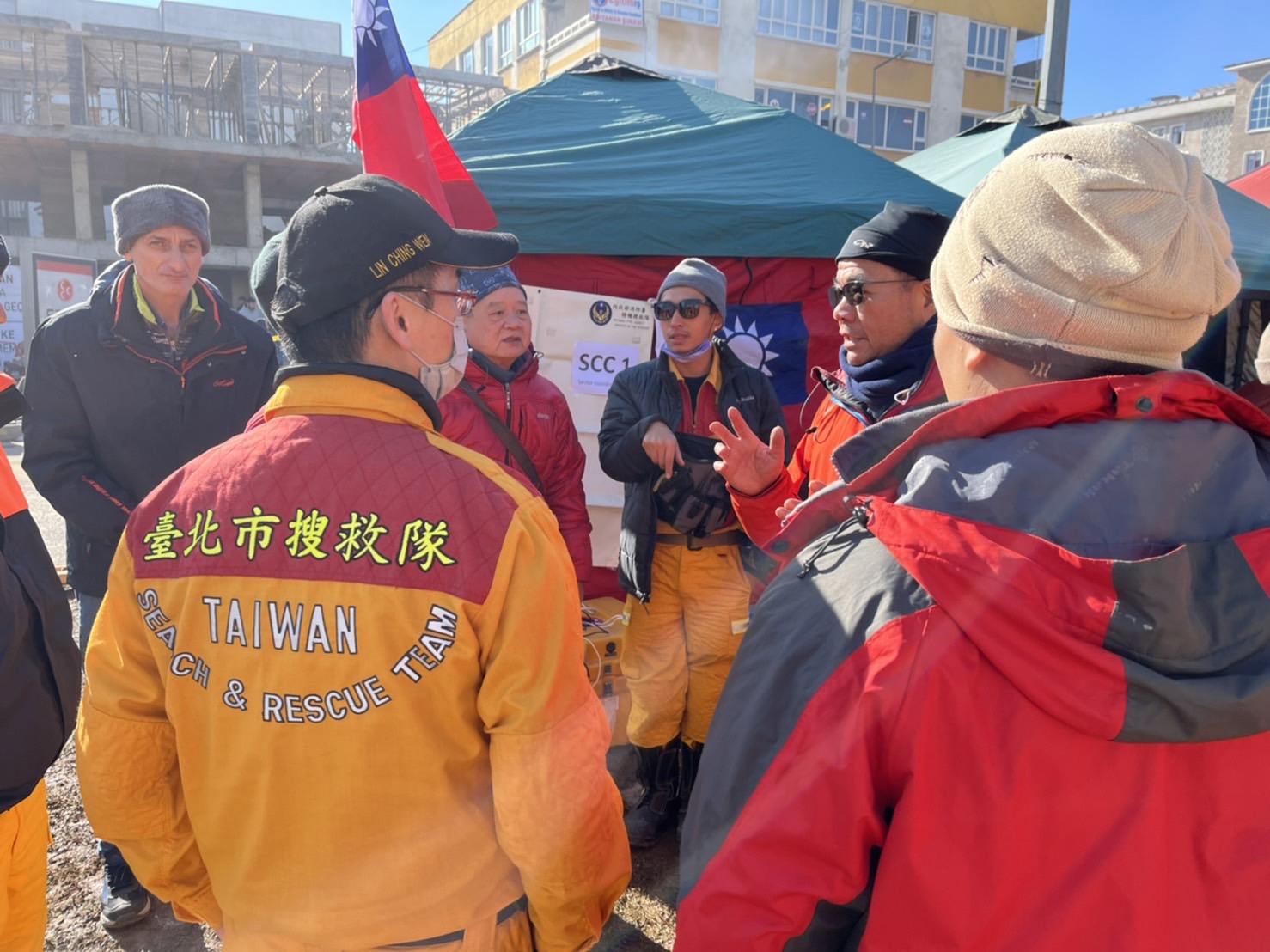 搜救隊成員抵達災區後討論救災方式