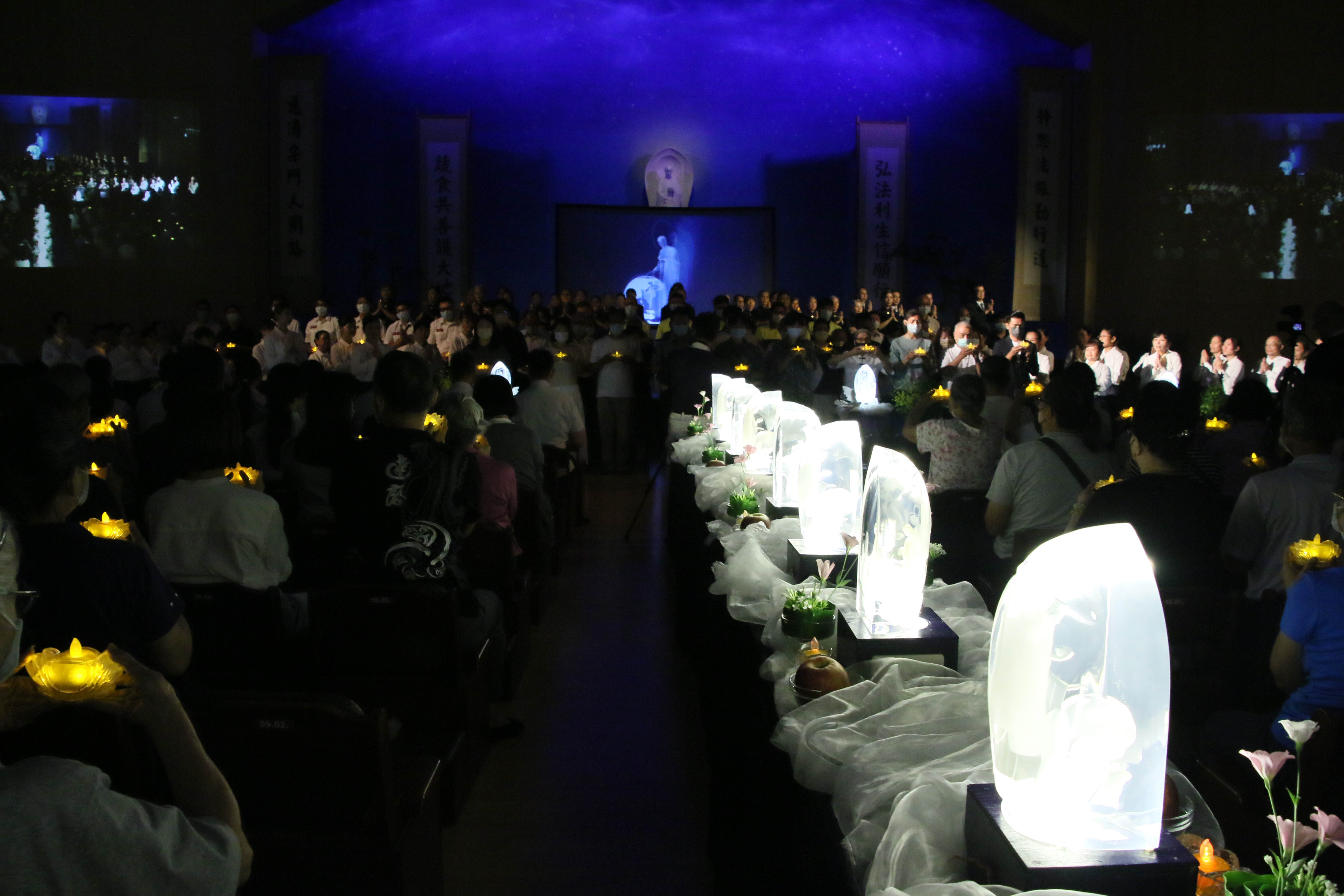 在祈禱聲中，「新竹七月吉祥感恩祈福會」與會全體人員，人人以恭敬虔誠的心，祈願人心淨化，社會祥和無災無難。