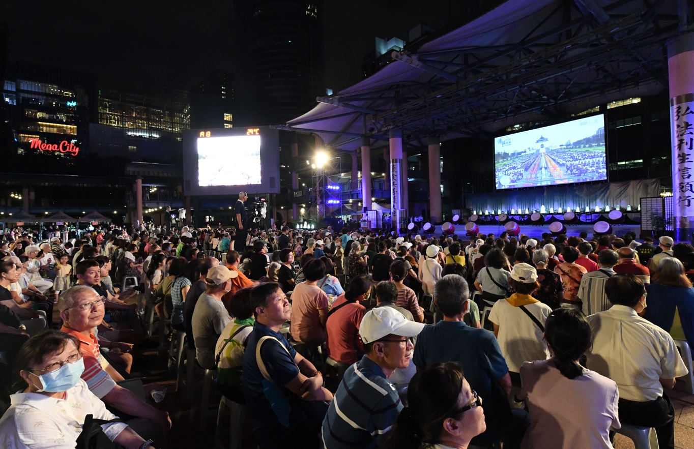 慈濟基金會8月10日晚間在新北市政府前廣場舉辦「七月吉祥祈福感恩會」。