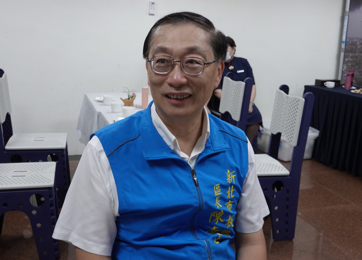 板橋區長陳奇正指出，，只要懷著一顆虔誠的心即可，盡量減少燒金紙、放鞭炮等等，希望大家能夠一起做環保，愛護我們的地球。