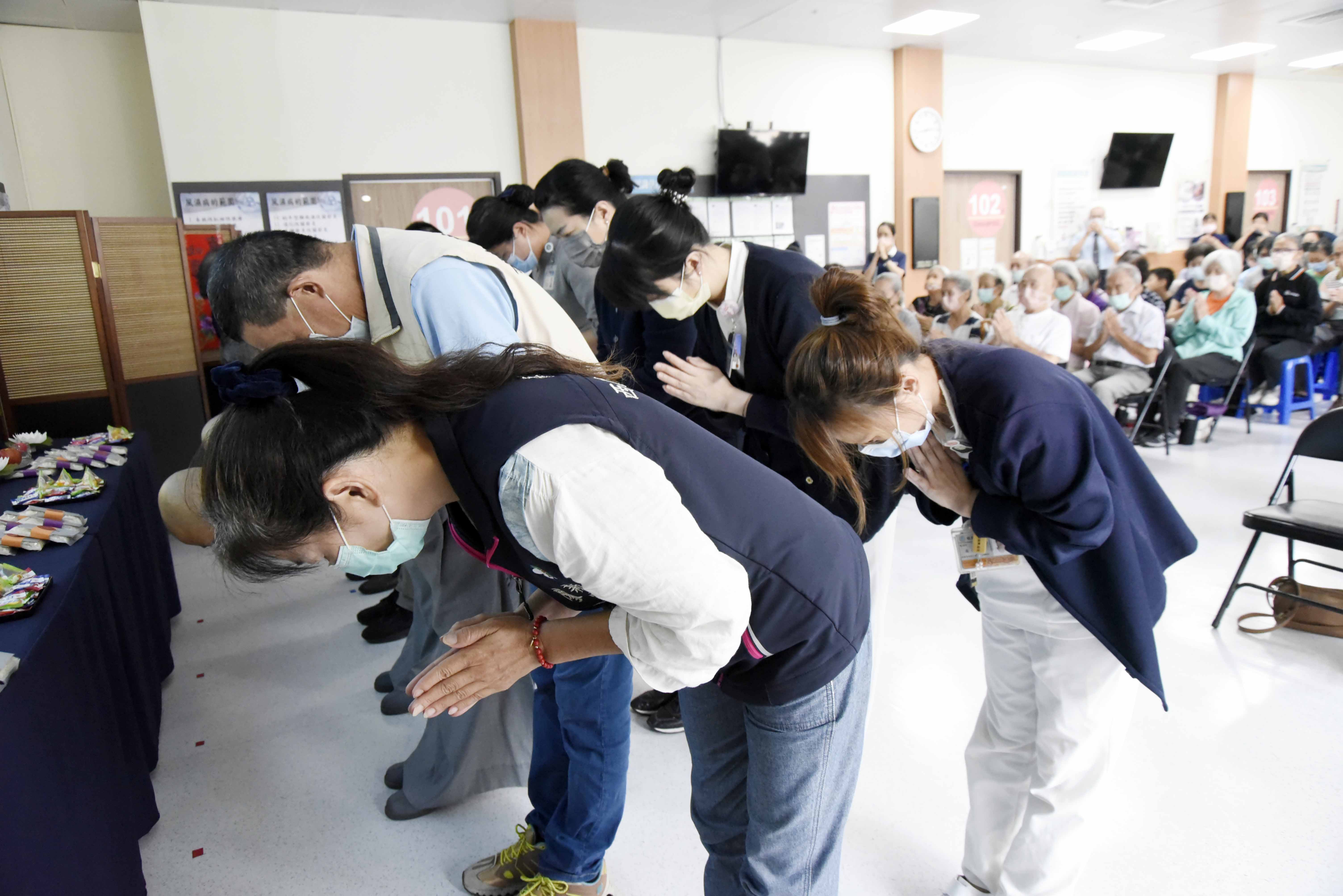 大眾禮敬諸佛,祈求平安健康。