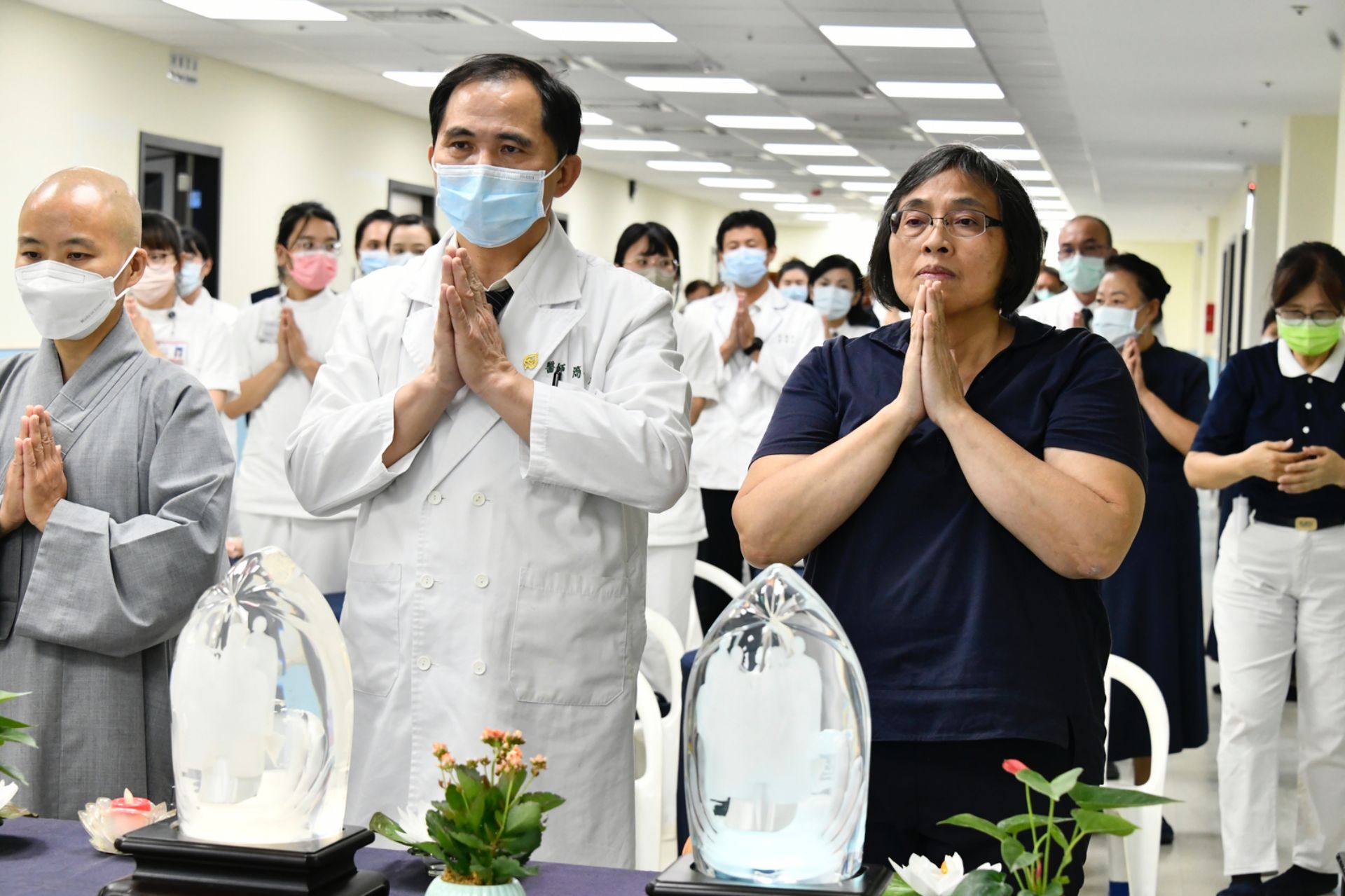 雲林縣衛生局長曾春美(右)受邀參加斗六慈濟醫院七月吉祥祈福會,與簡瑞騰院長(中)