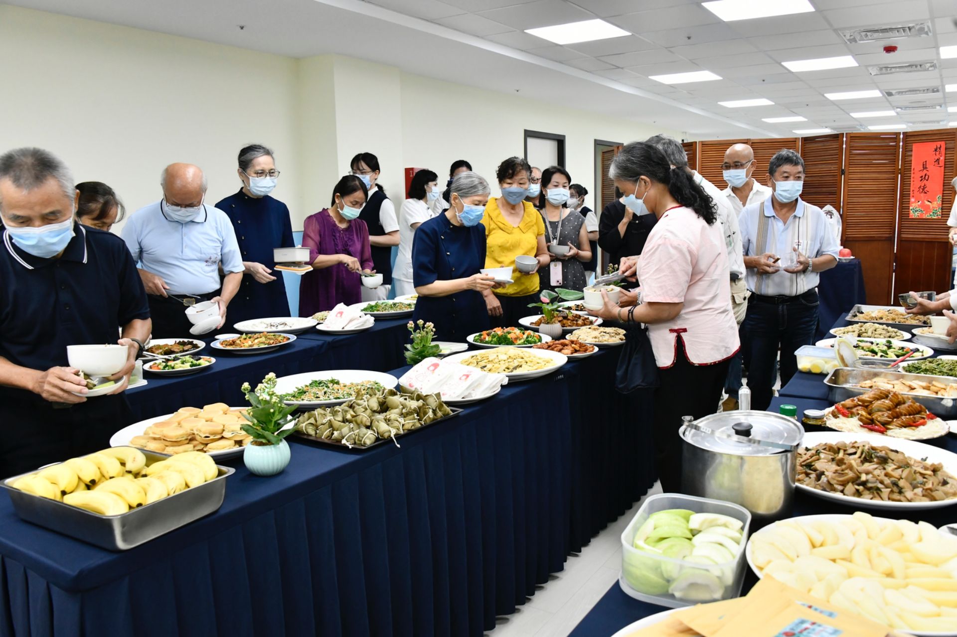 祈福會結束後,邀請與會鄉親們一起品嘗美味蔬食