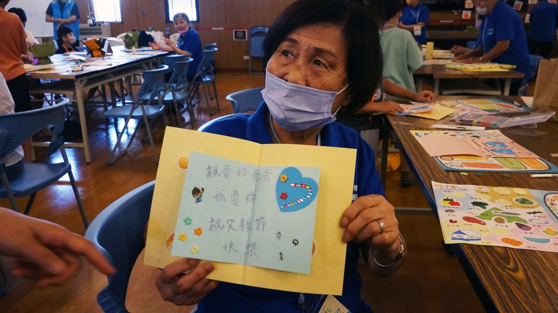 汪曾敏手指著在卡片右上角的心,說:「這是我的一片心,想念親愛的爸爸,希望他在天上能快樂。」