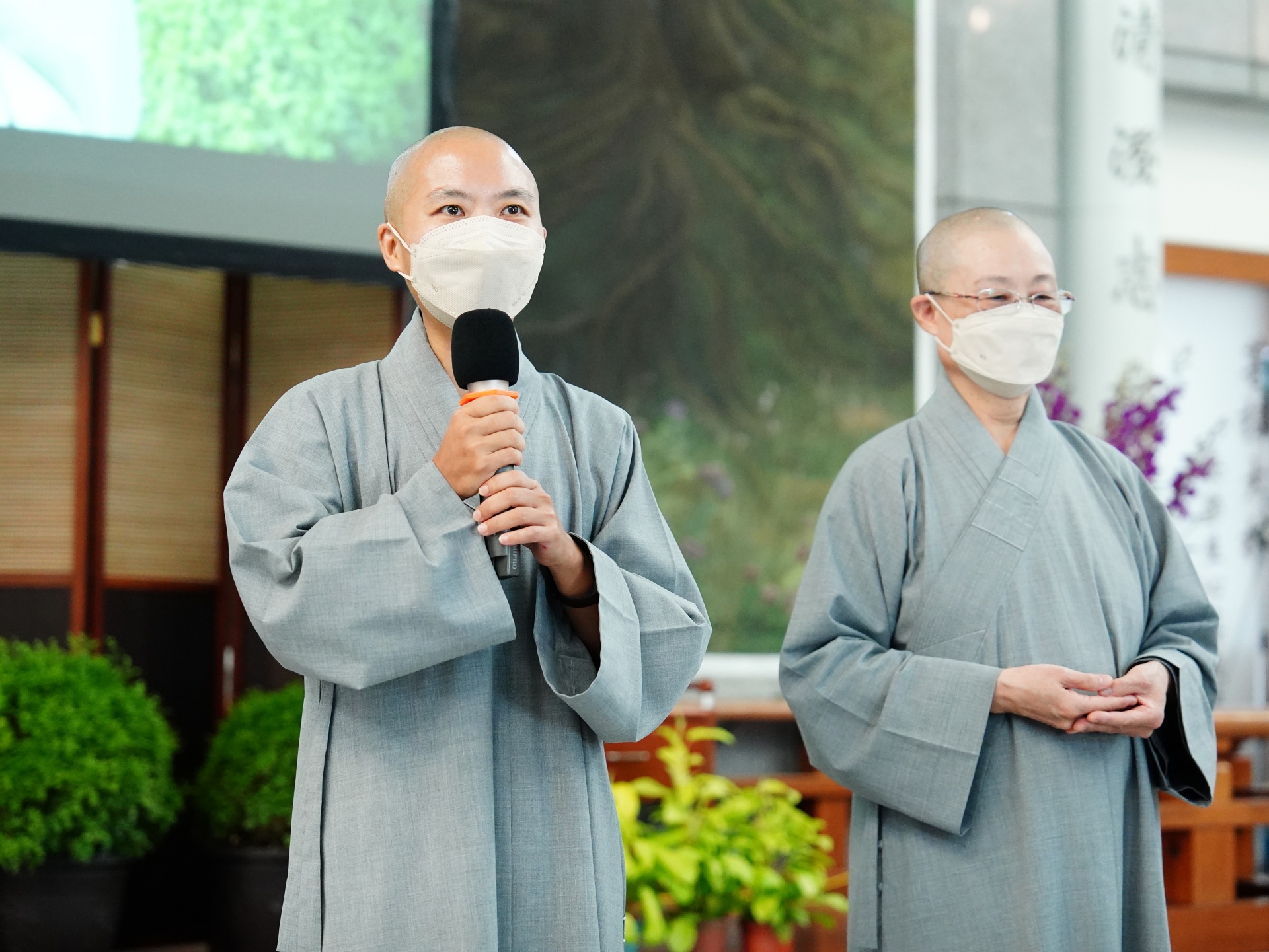 精舍德(耒英)師父與德傑師父指出,素食不只能減少殺生、尊重生命,也能保護地球環境。