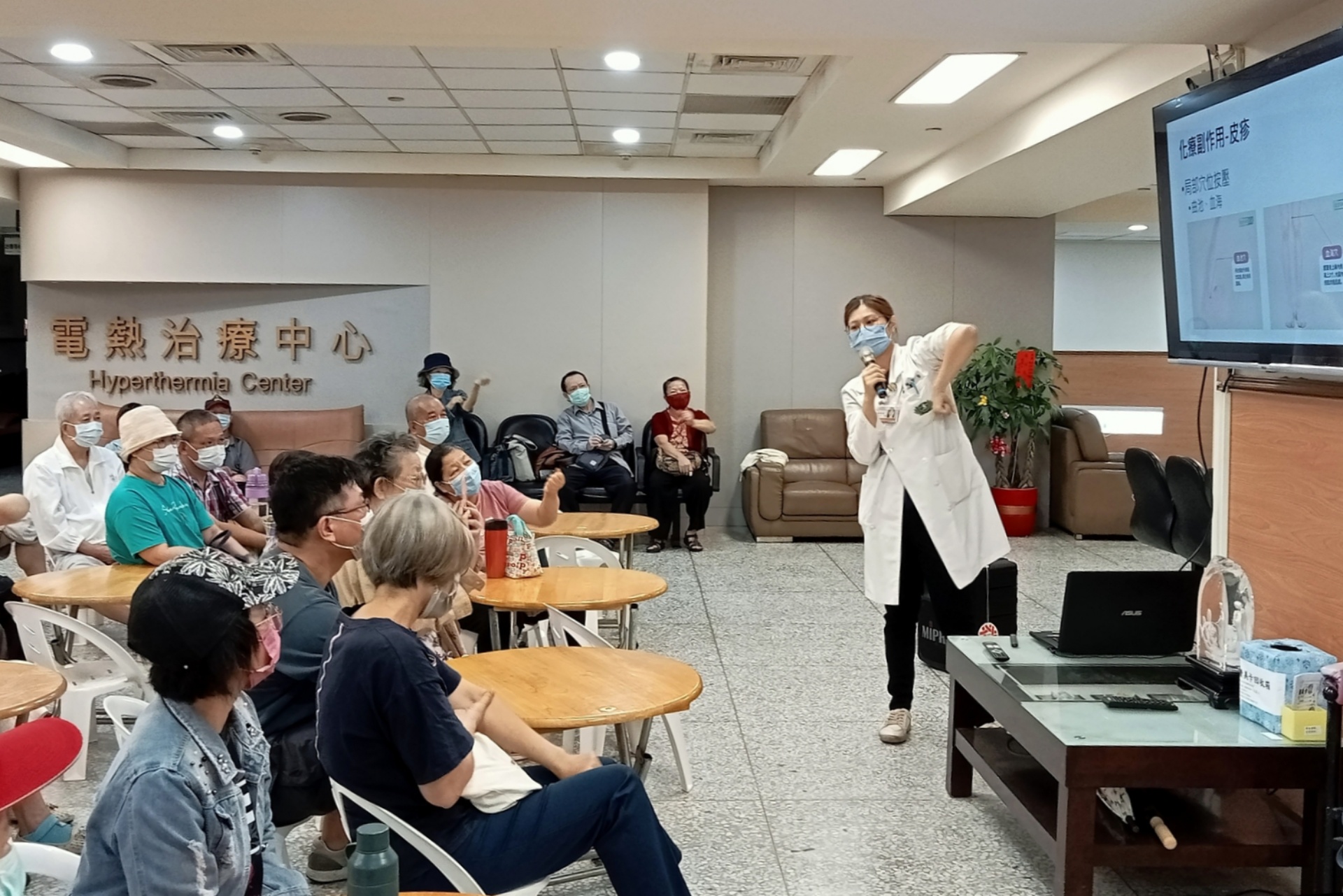 中醫部鍾郁蓉醫師分享中醫在肺癌治療中,能與西醫互相搭配,「西醫為主、中醫為輔」