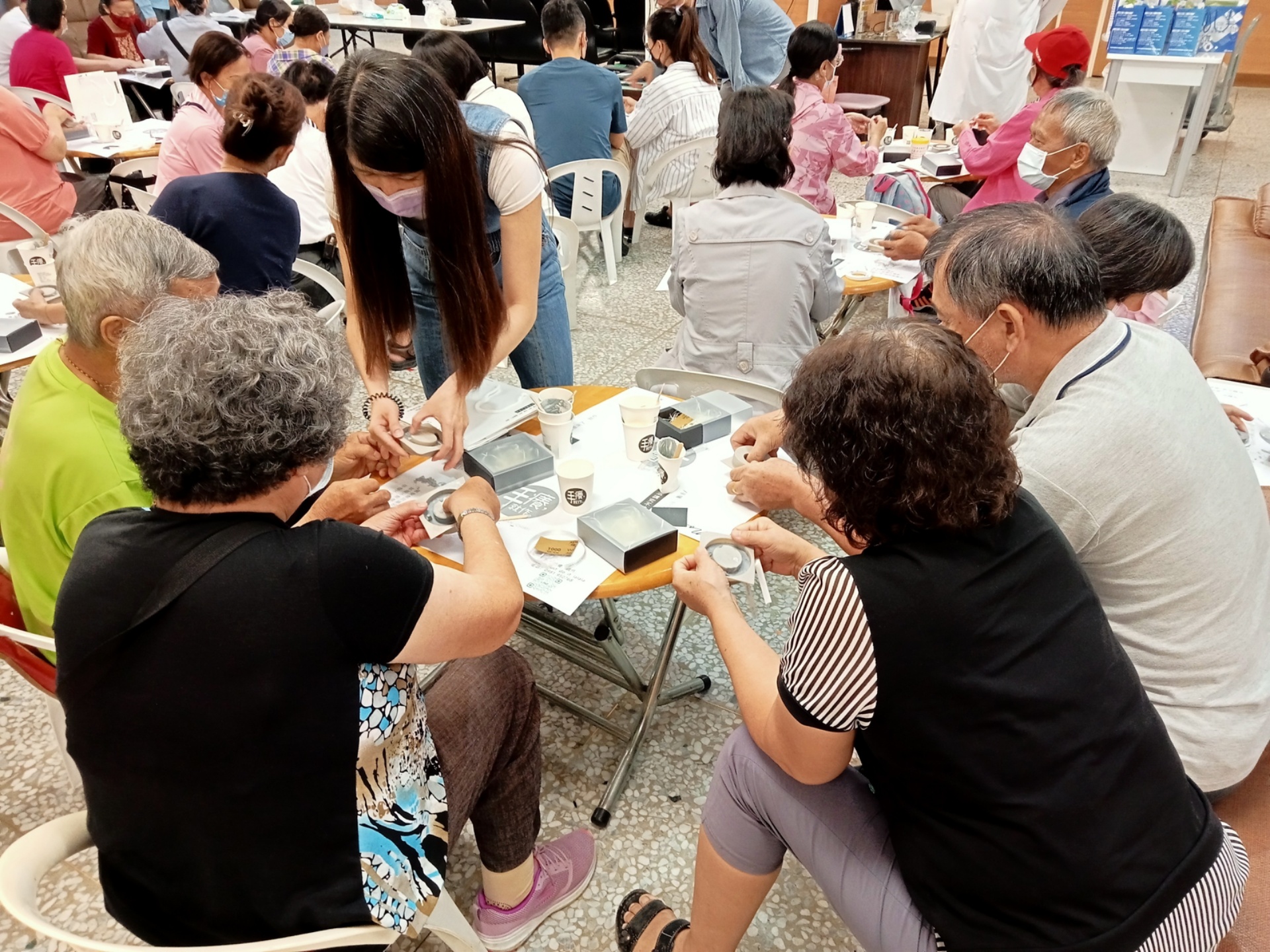 嘉義市文創園區「手癢.就做」文美琳老師帶領病友們一起做擴香石