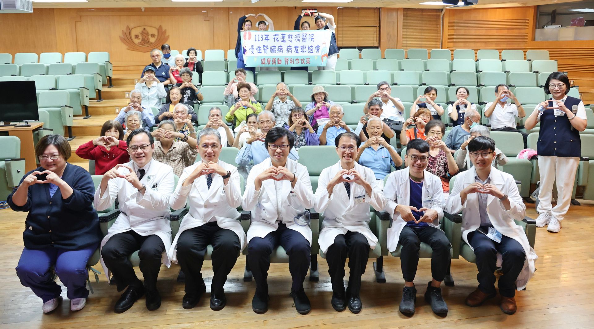 花蓮慈院在15日,舉辦「健康運動『腎』利作伙來」病友聯誼會,邀腎友一起做運動。