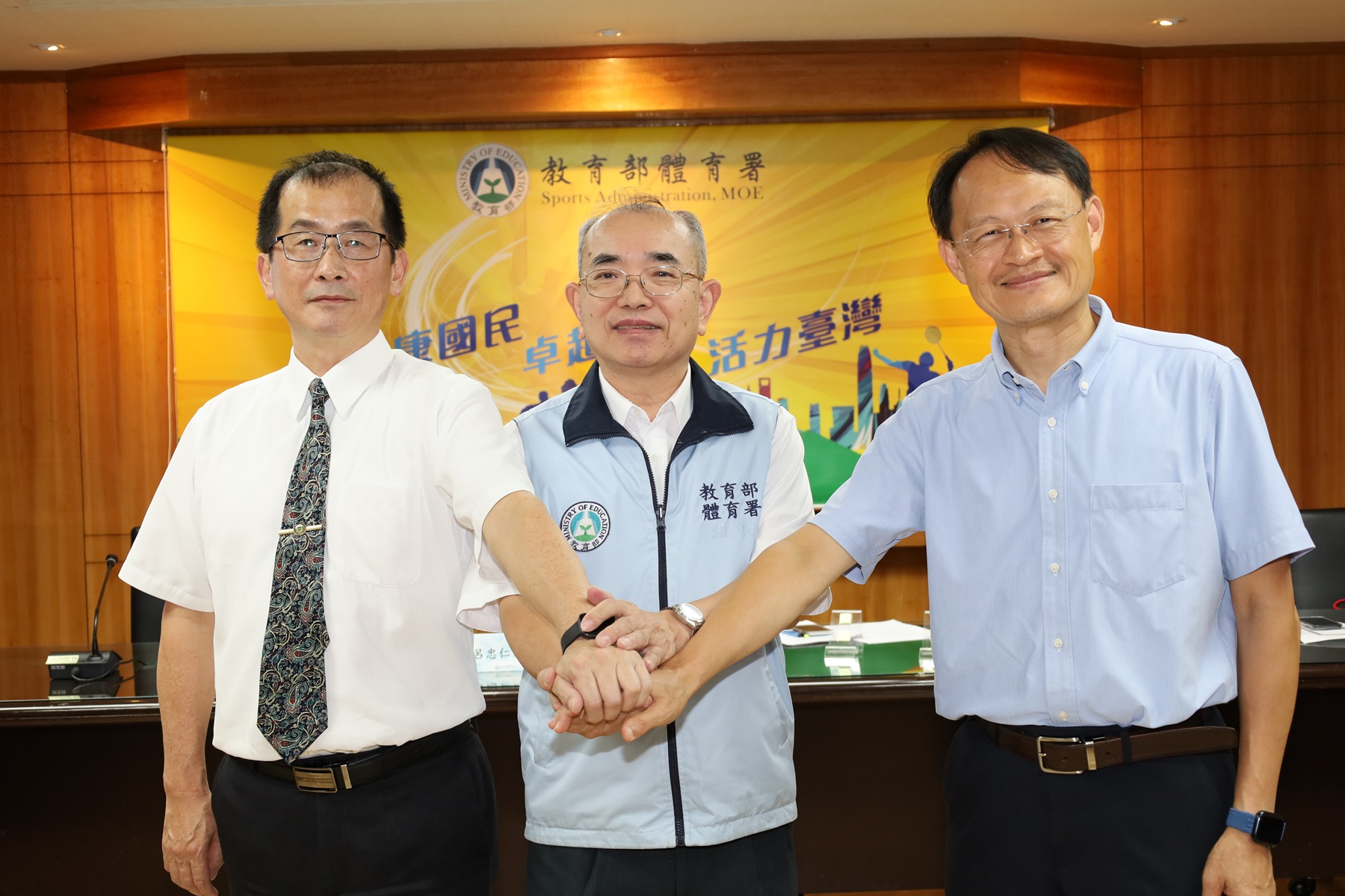 體育署與法務部矯正署合作,以跨部會提供青少年矯正學校適應體育相關資源,保障矯正學校的學生也能享有更優化的體育教學。(左起法務部矯正署教化輔導組王志明科長,體育署呂忠仁主任秘書,體育署學校體育組蔡忠益組長)
