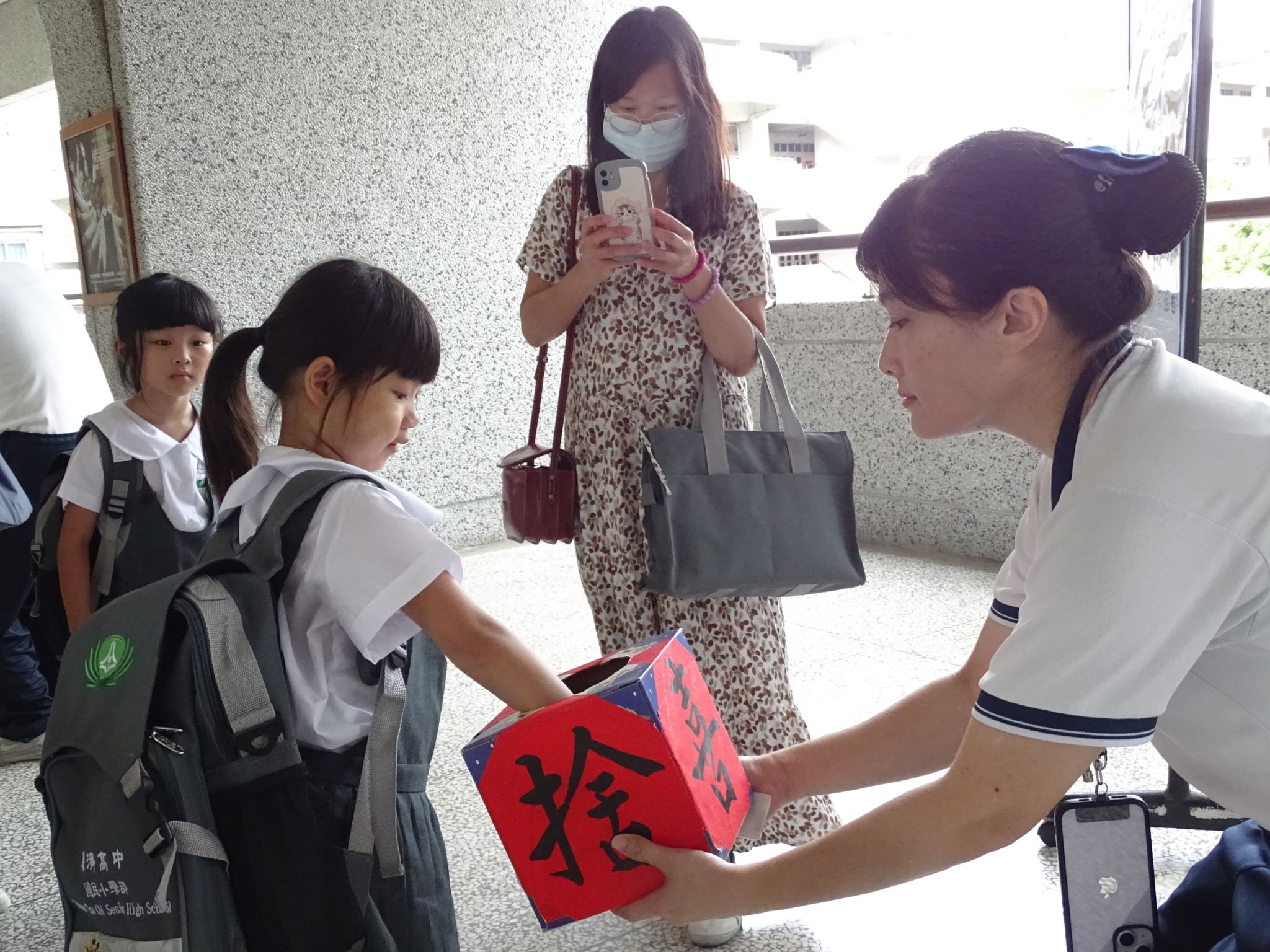 家長陪伴孩子踏上人生新的里程碑,通過慈悲喜捨門迎接師長們熱情的祝福,格外有意義。