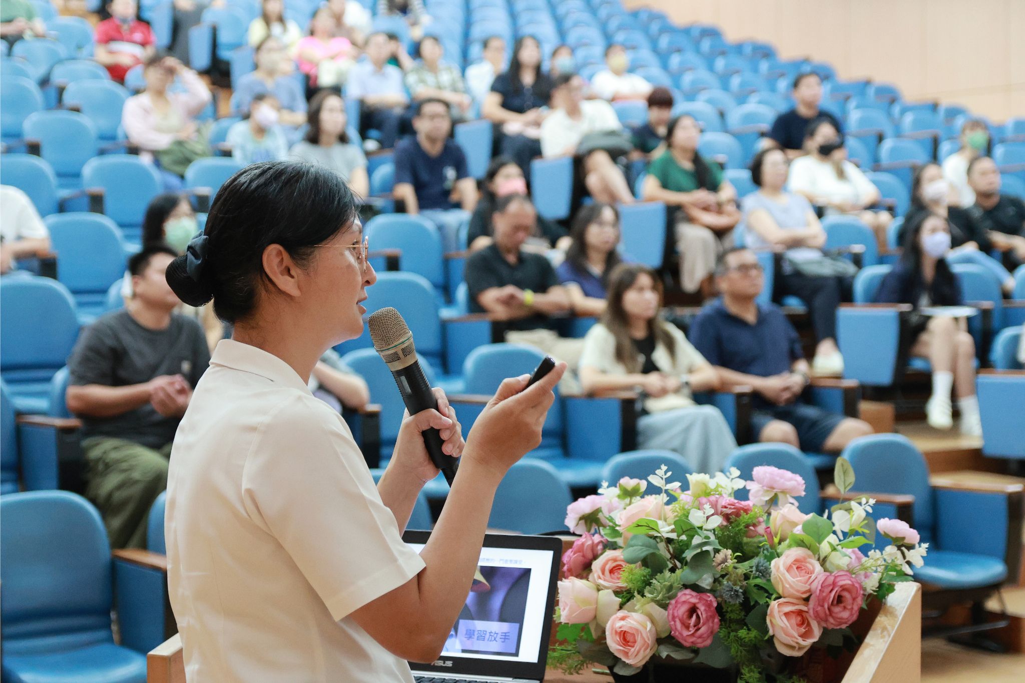 學校特別安排親職講座,讓家長可以陪伴孩子適應新環境。