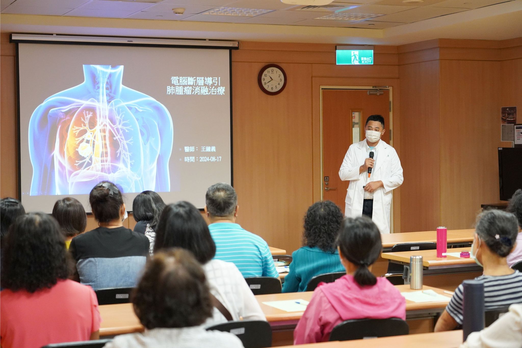 影像醫學部醫師王鐘義介紹「電腦斷層導引肺腫瘤消融術」,適合無法接受肺葉切除手術的病人。