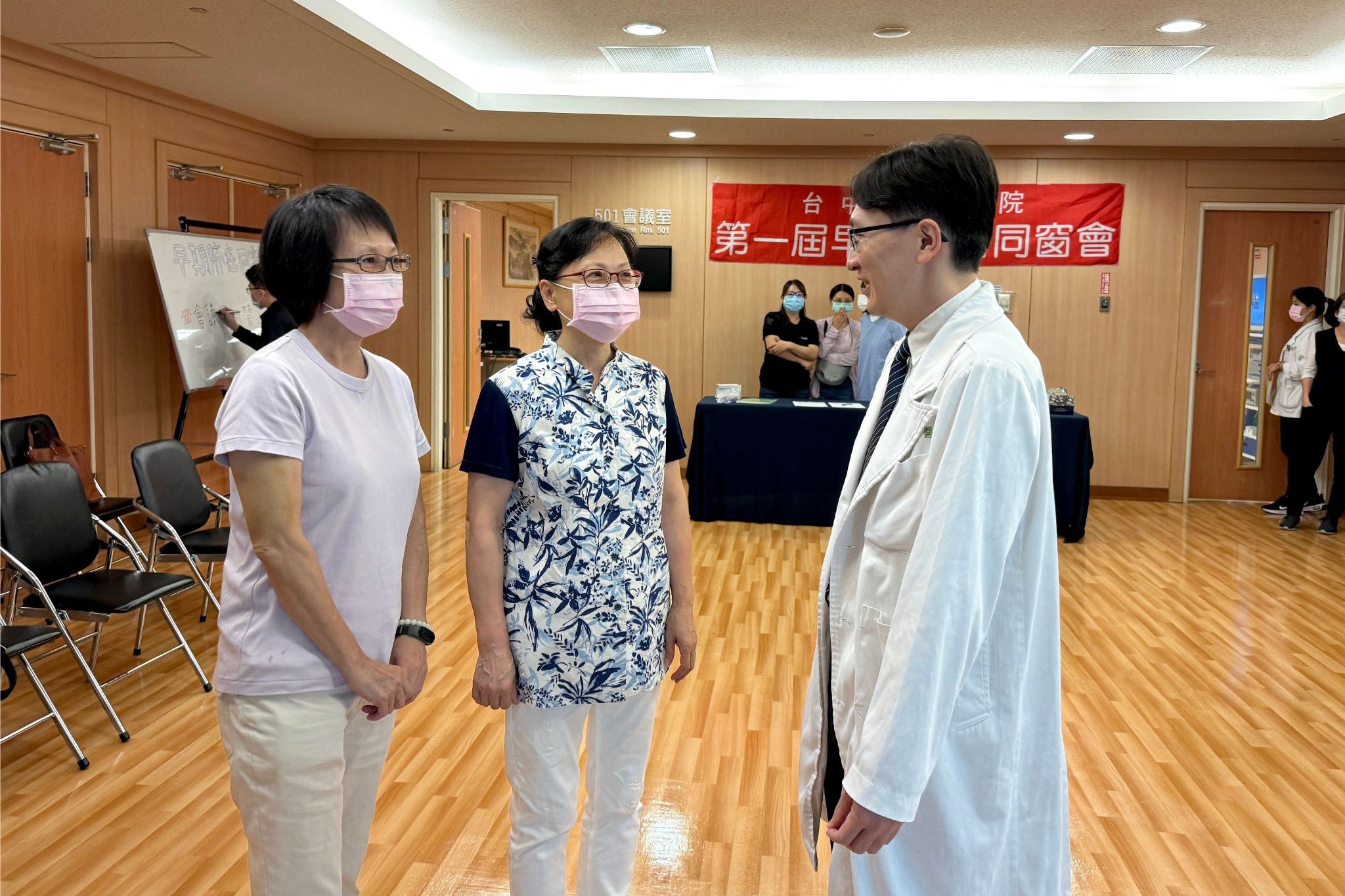 陳女士姐妹倆同是早期肺癌病友,手術後皆已恢復健康,特別感謝柯志霖醫師(右)的治療。
