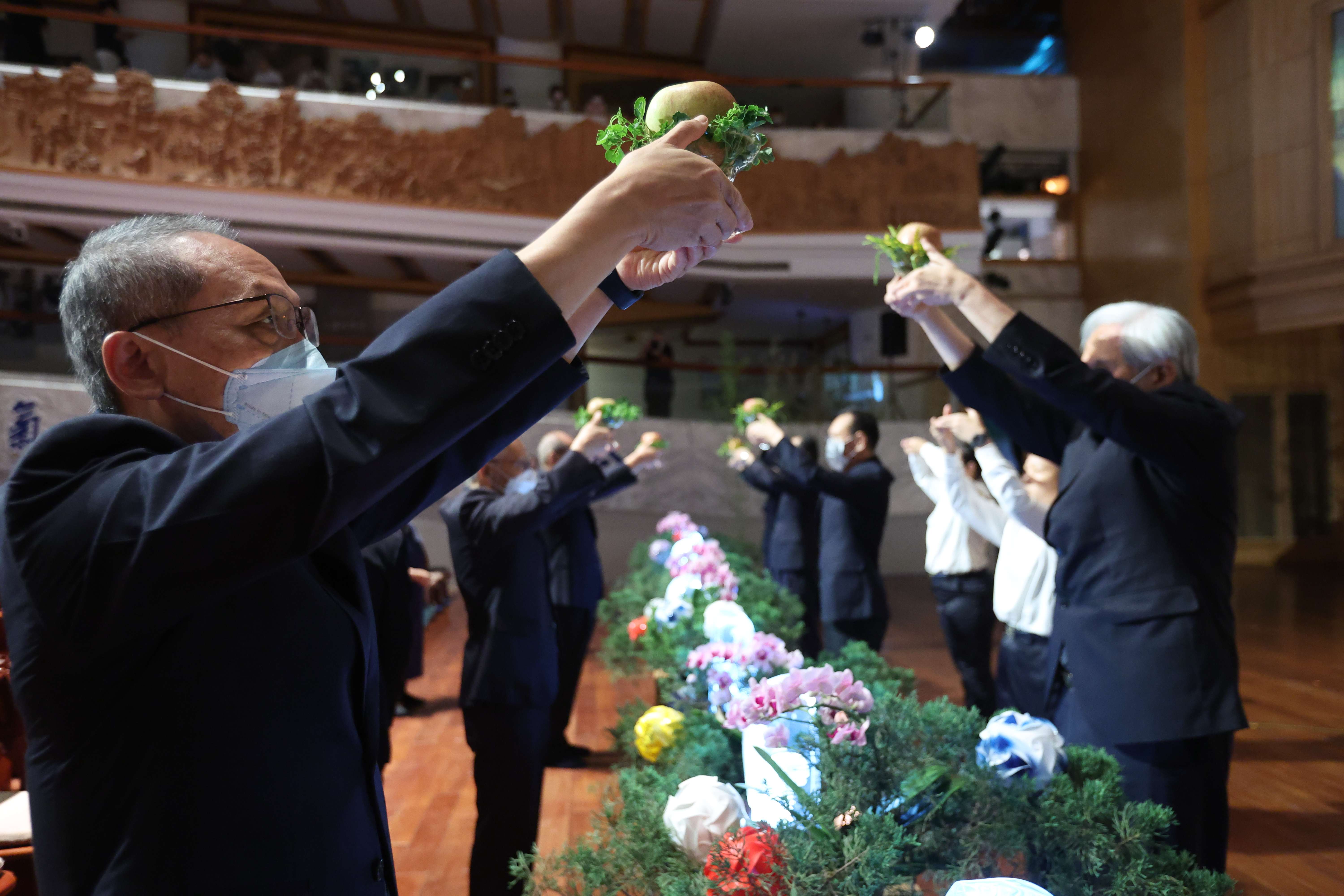 慈濟基金會8月18日上午在花蓮靜思堂舉辦祈福會，由慈濟志業主管帶領獻供。