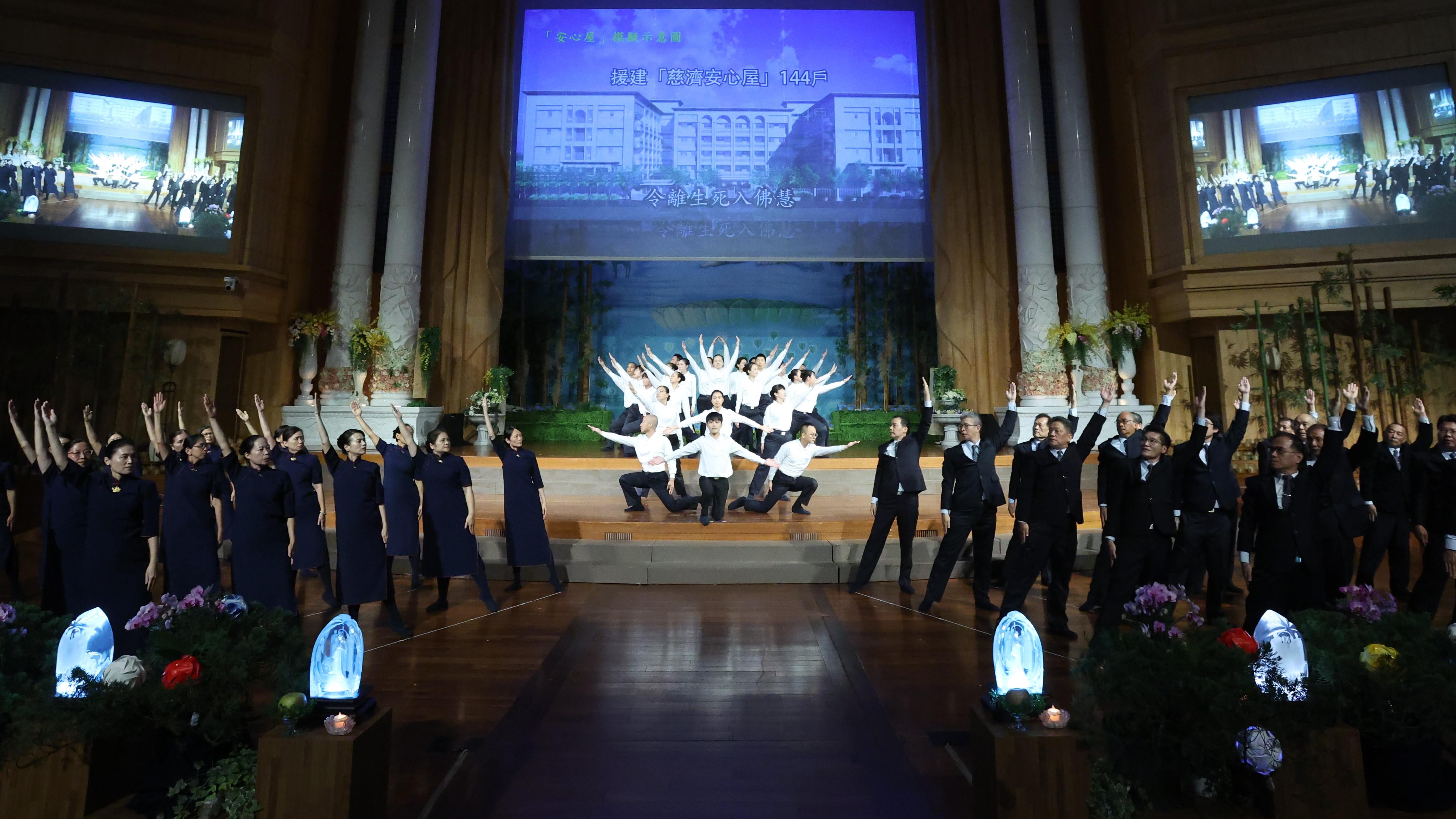 慈濟基金會8月18日上午在花蓮靜思堂舉辦祈福會，志工以《慈悲三昧水懺》、《無量義經》經藏演繹，闡述近年來受到天災、瘟疫等影響，人類受到的傷害。