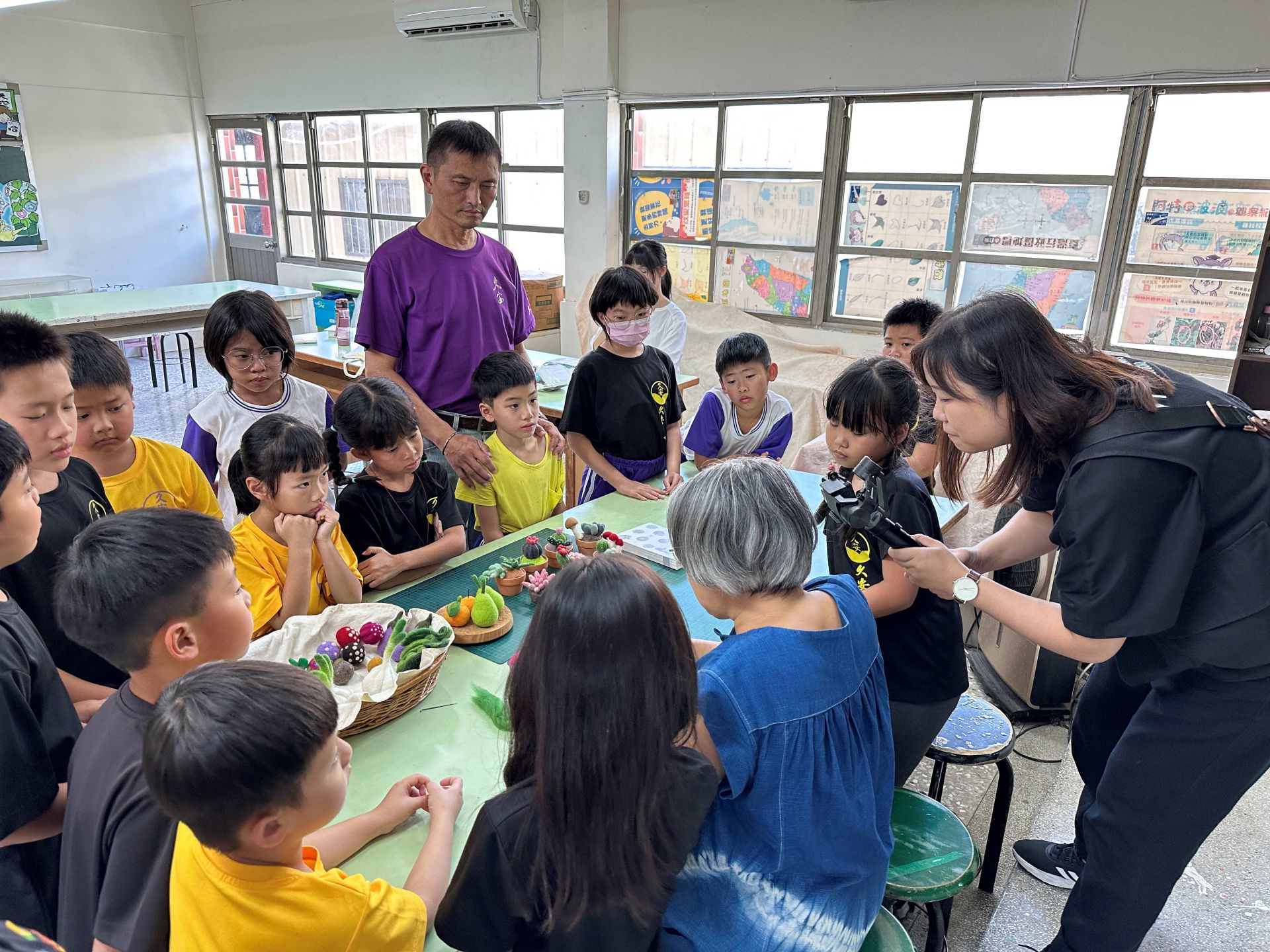 雲林縣久安國小以「針戳出綠意-羊毛氈針氈課程」引領孩子們透過五感體驗工藝,學習羊毛針氈技法,戳出自己專屬的羊毛氈療癒小物