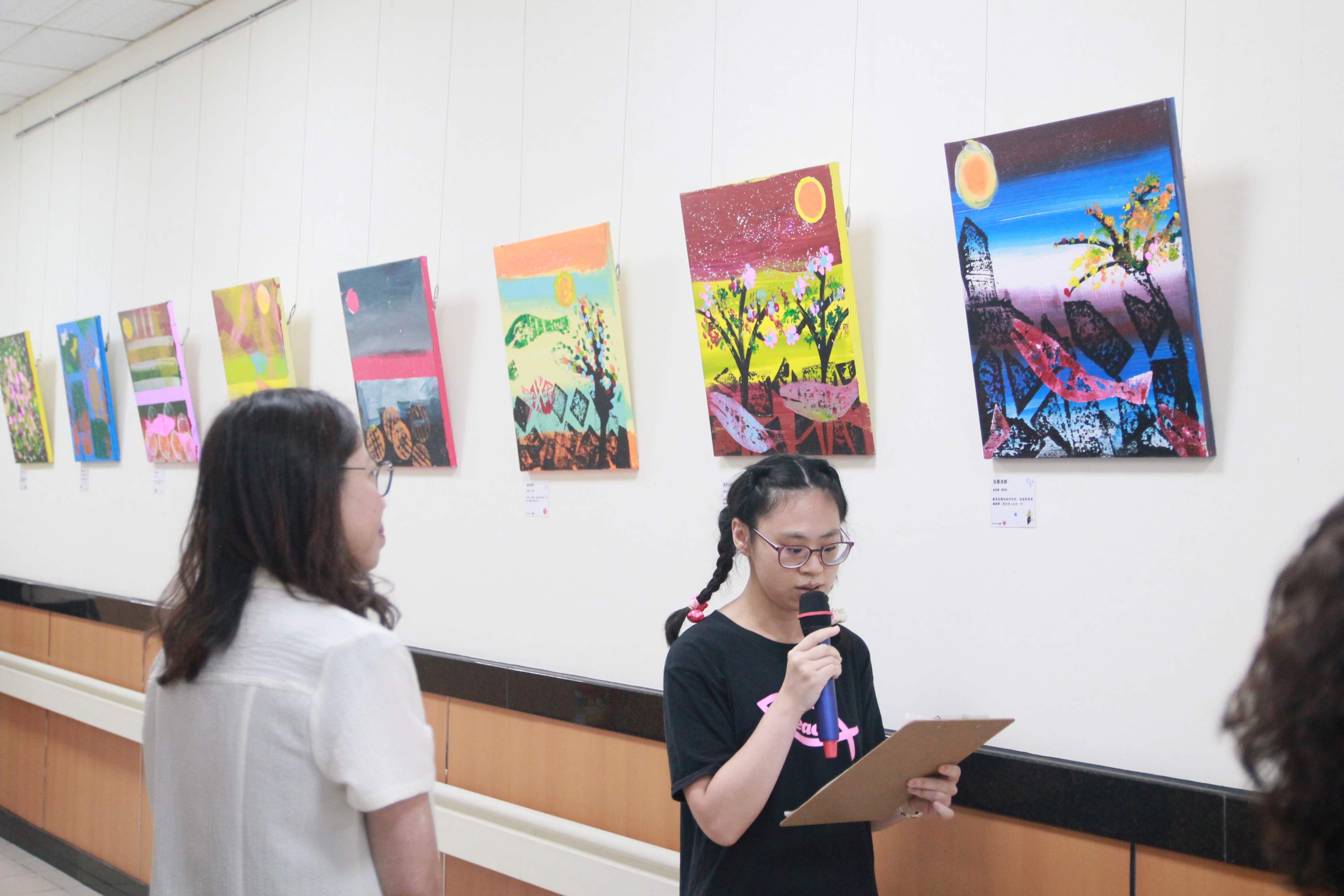 身障青年小姍作品導覽介紹其創作理念