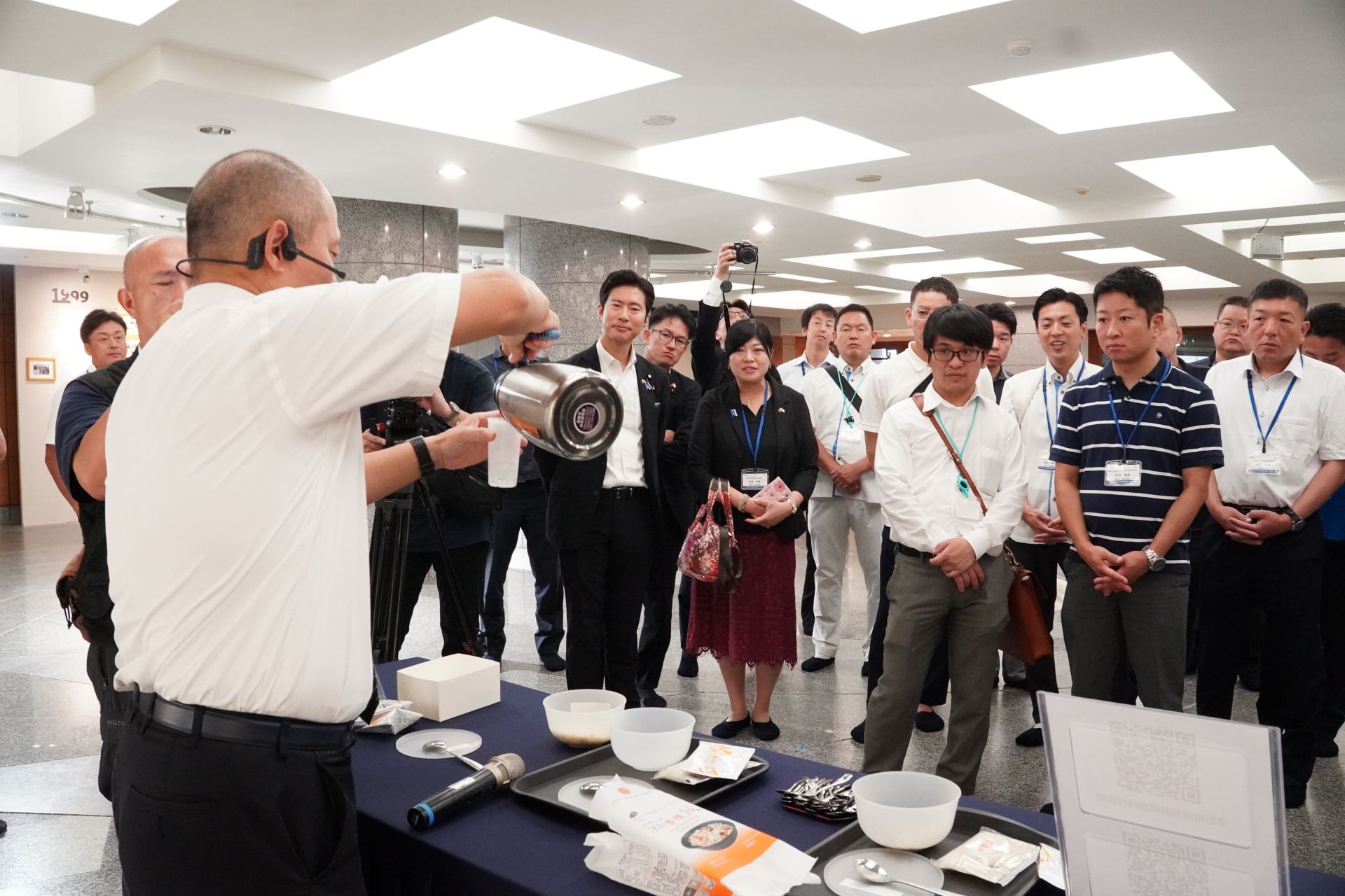 日本自民黨青年局海外研修團8月22日上午前往花蓮慈濟交流,慈濟示範用水就能泡開的香積飯沖泡方式。