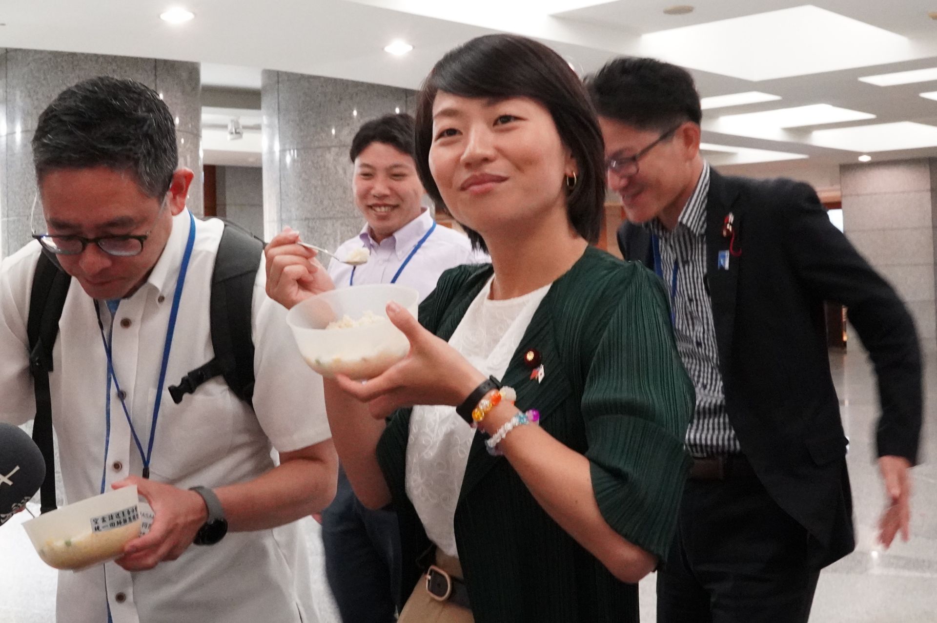 日本自由民主黨青年局局長鈴木貴子(綠衣者)體驗沖泡香積飯,並且表示「おいしい(好吃)」。