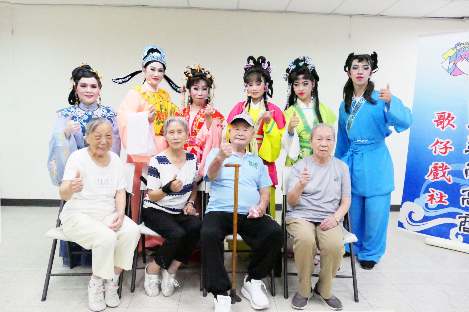 何女士與先生、女兒(蔡明儒老師)與歌仔戲夥伴合照。