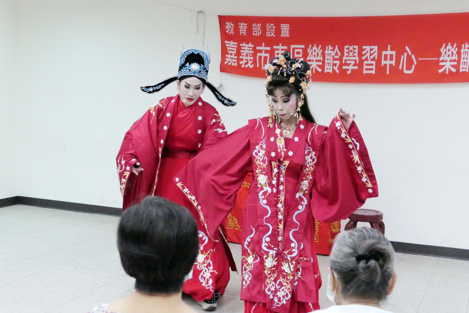 蔡明儒老師(右)與歌仔戲夥伴,一起演出「大丈夫」戲碼。