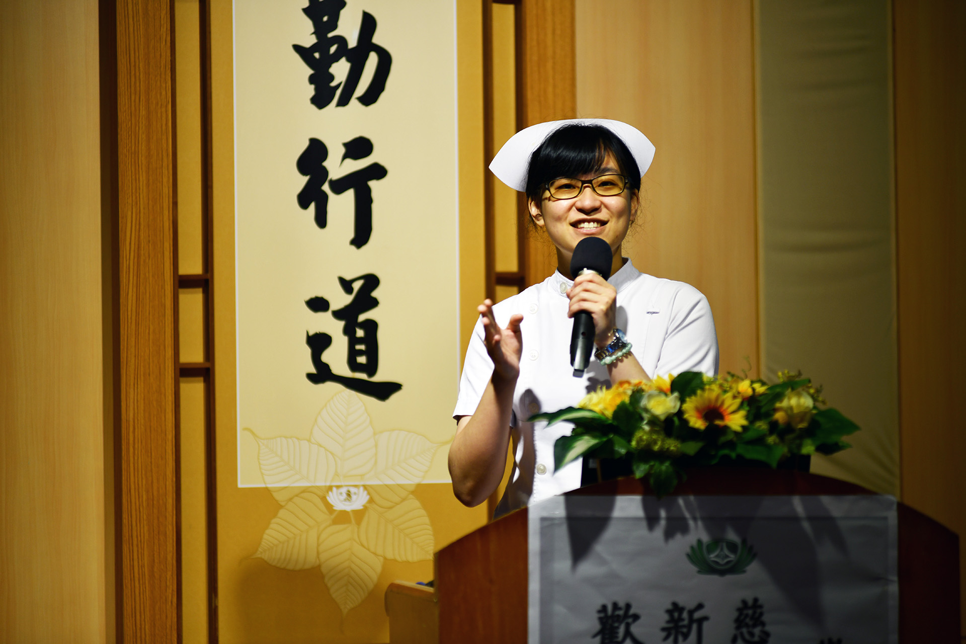 106級慈大校友方欣惠,現為慈濟醫院護理師,感恩慈濟志工、懿德爸爸媽媽的陪伴,更感恩師長及慈濟提供的學習和工作環境。