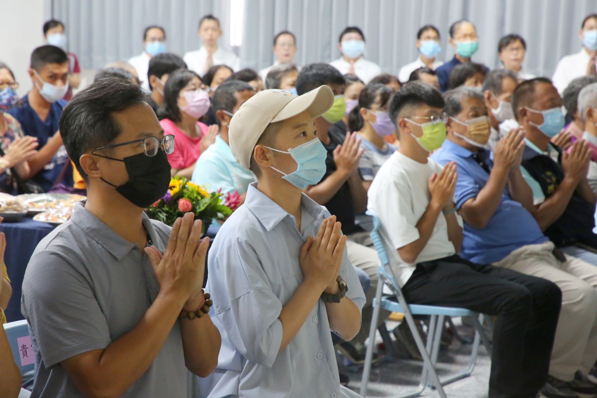 嘉義縣水上區慈濟志工於水上鄉公所舉辦七月吉祥祈福會活動,水上鄉鄉長林緗亭(左二)虔誠祈福。