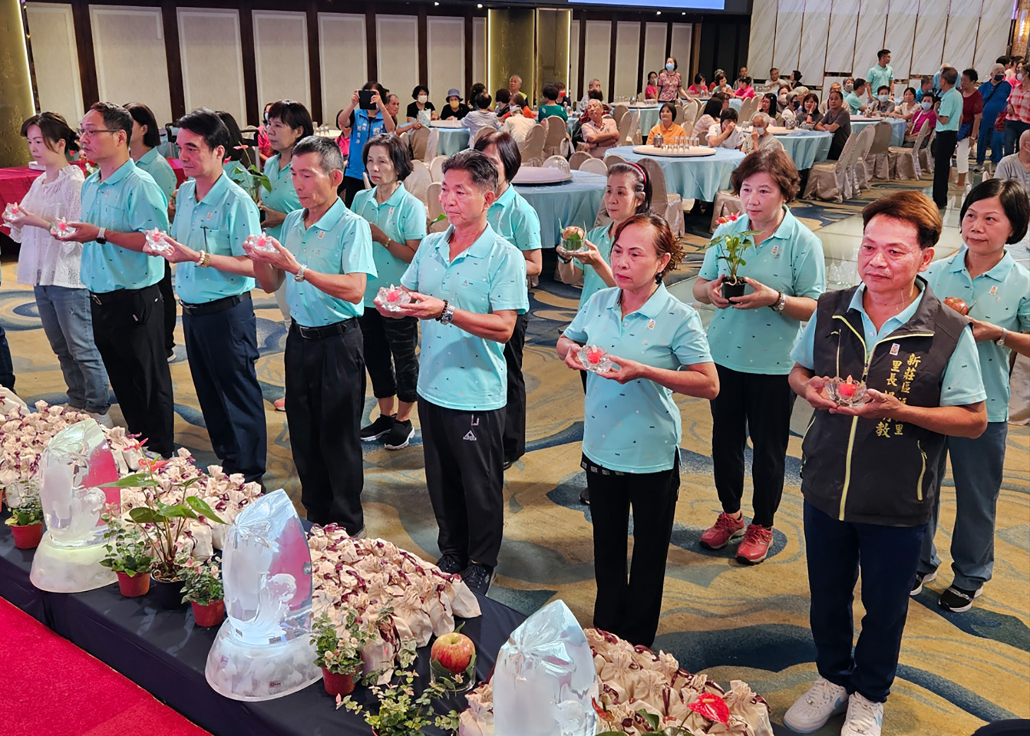 新北市新莊區慈濟志工舉辦七月吉祥月活動,福興里里長楊明教(前排右一)認同慈濟理念,響應吉祥月蔬食護生、環保愛地球。