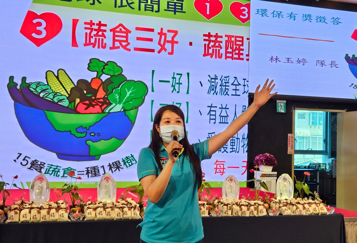 新莊清潔隊隊長林玉婷以「不燒金紙」做環保有獎徵答,反應很熱烈,大家似乎可以慢慢接受不燒金紙的傳統習俗。