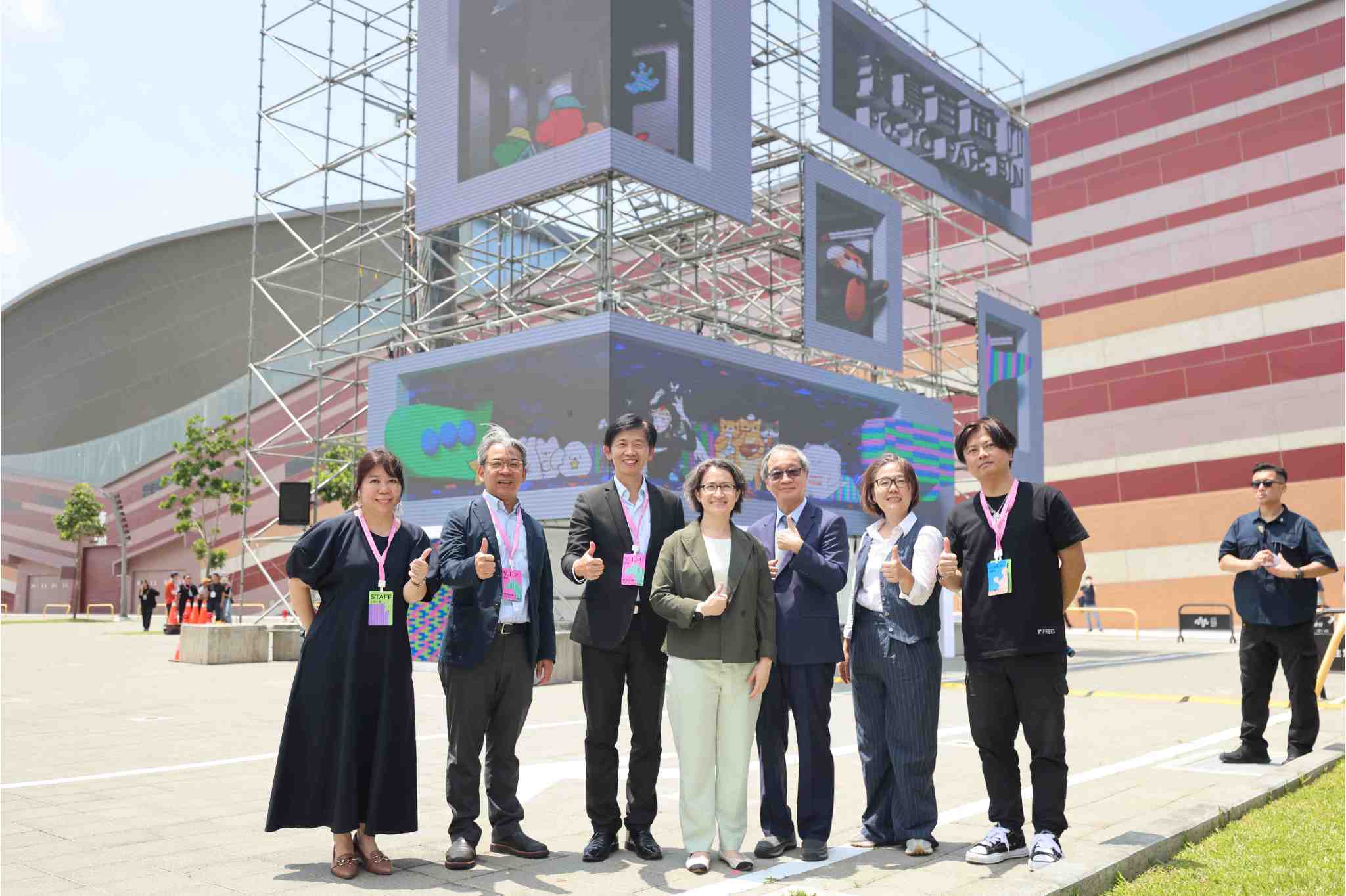 副總統蕭美琴(中)、文化部長李遠(右3)等於戶外3D裸視動畫前合影。